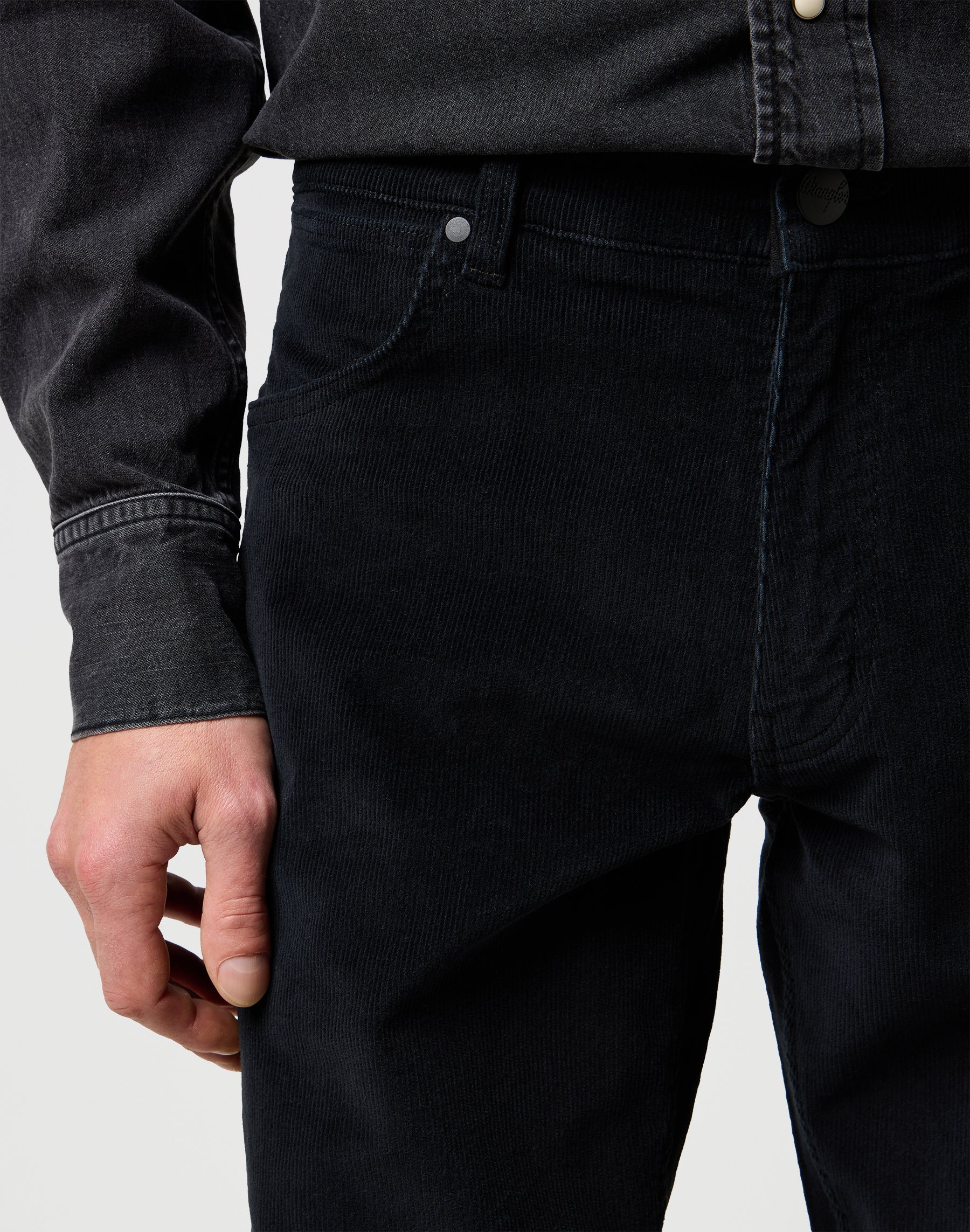 Greensboro in pantaloni neri Wrangler