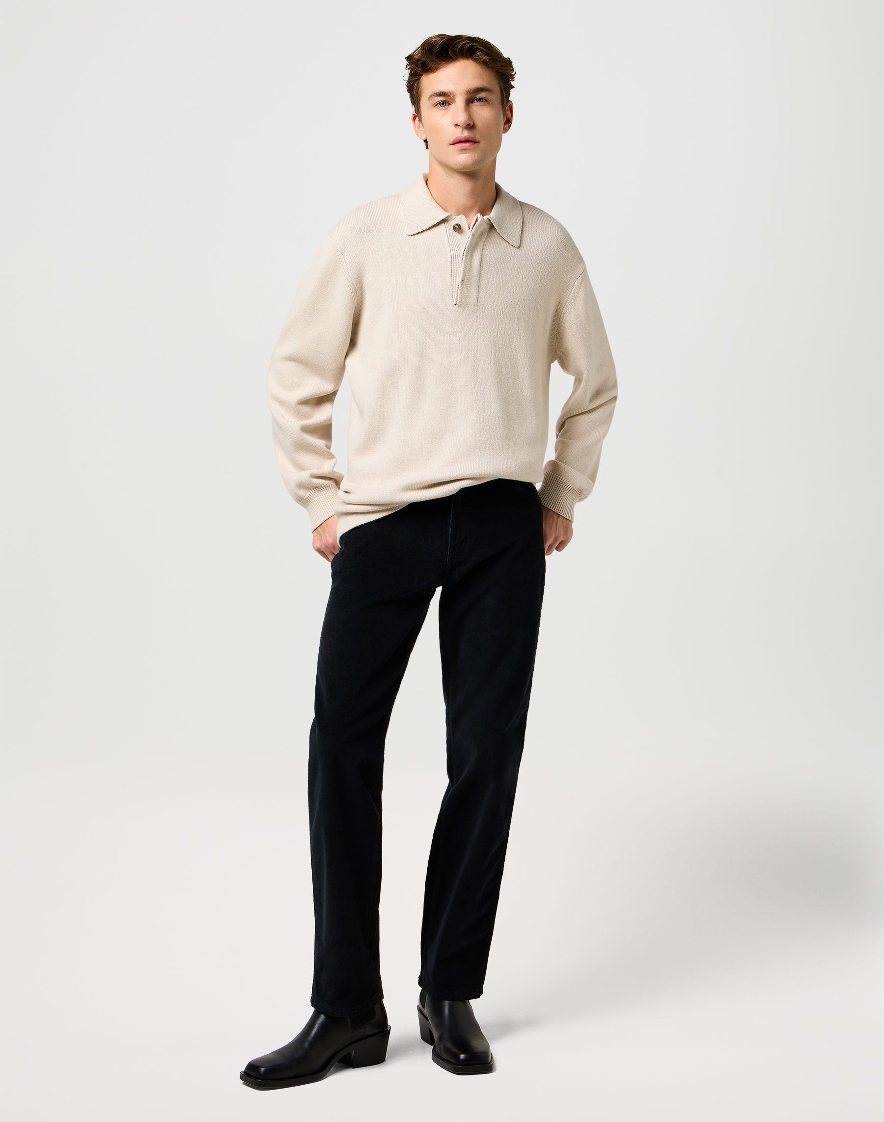 Texas in pantaloni neri Wrangler