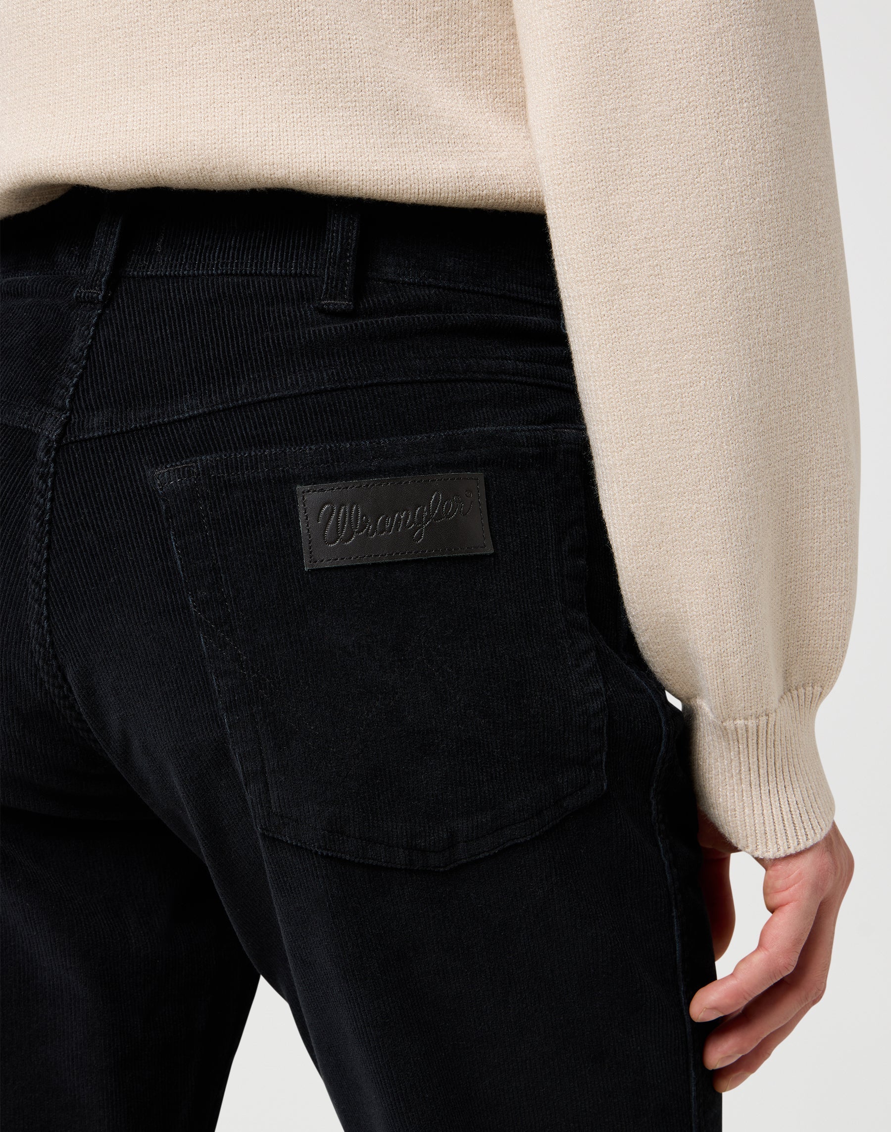 Texas in pantaloni neri Wrangler