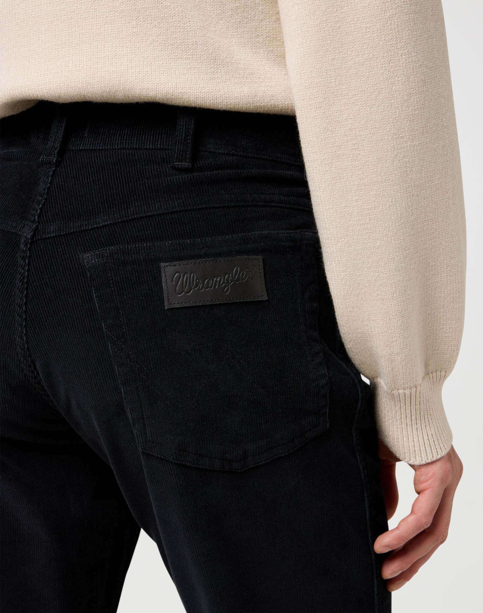 Texas in pantaloni neri Wrangler