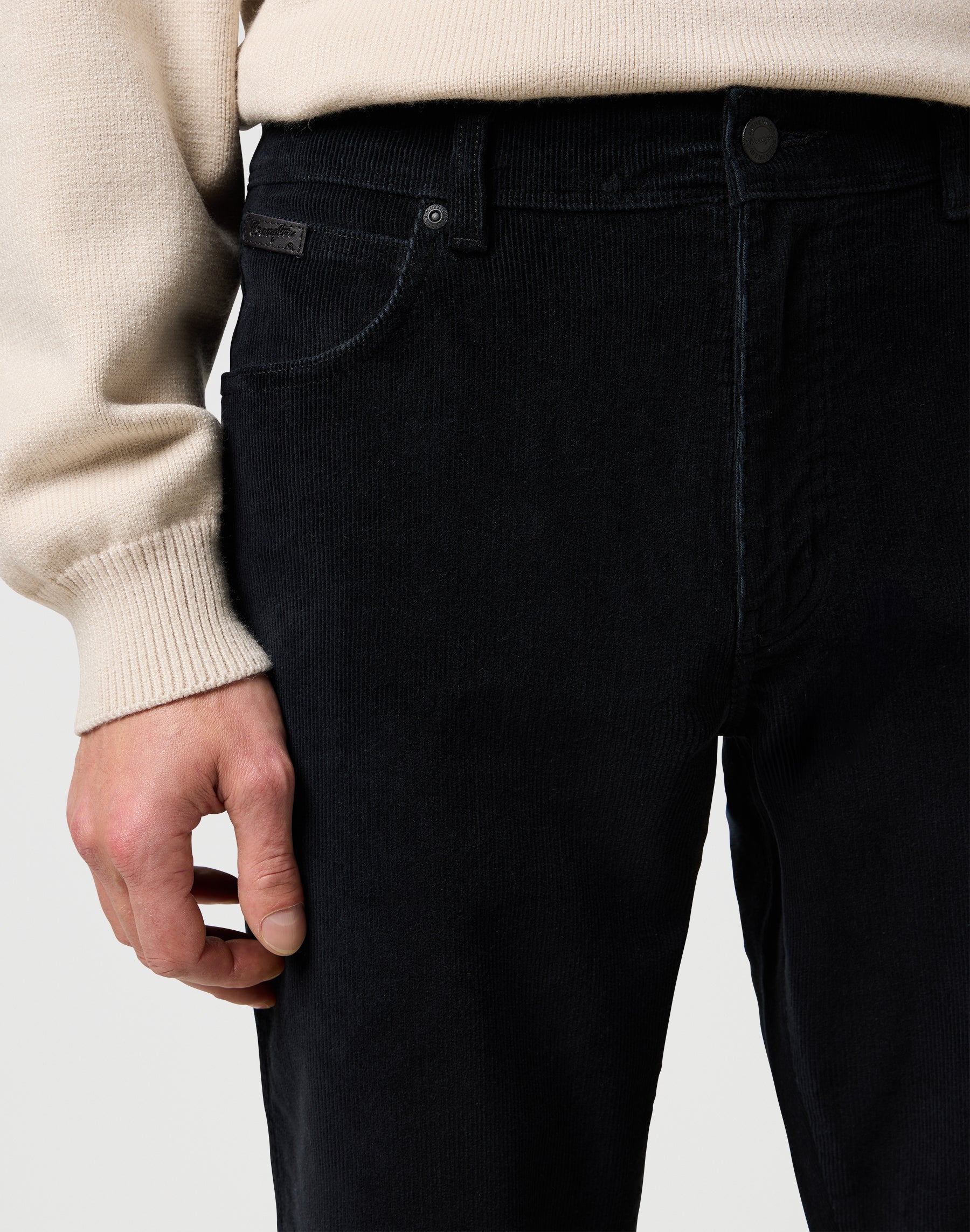 Texas in pantaloni neri Wrangler