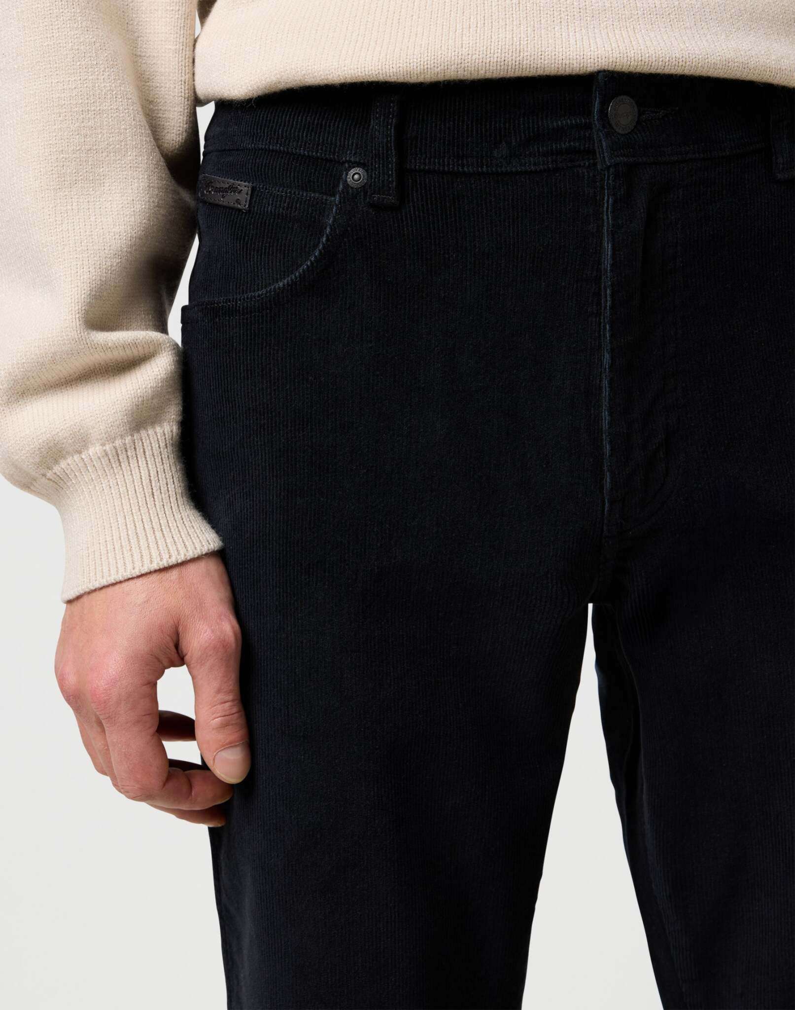 Texas in pantaloni neri Wrangler