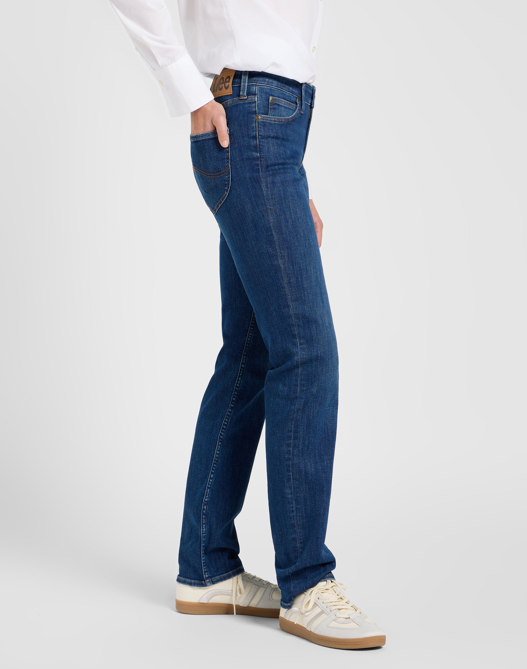 Marion in Jeans Sea Voyage Lee