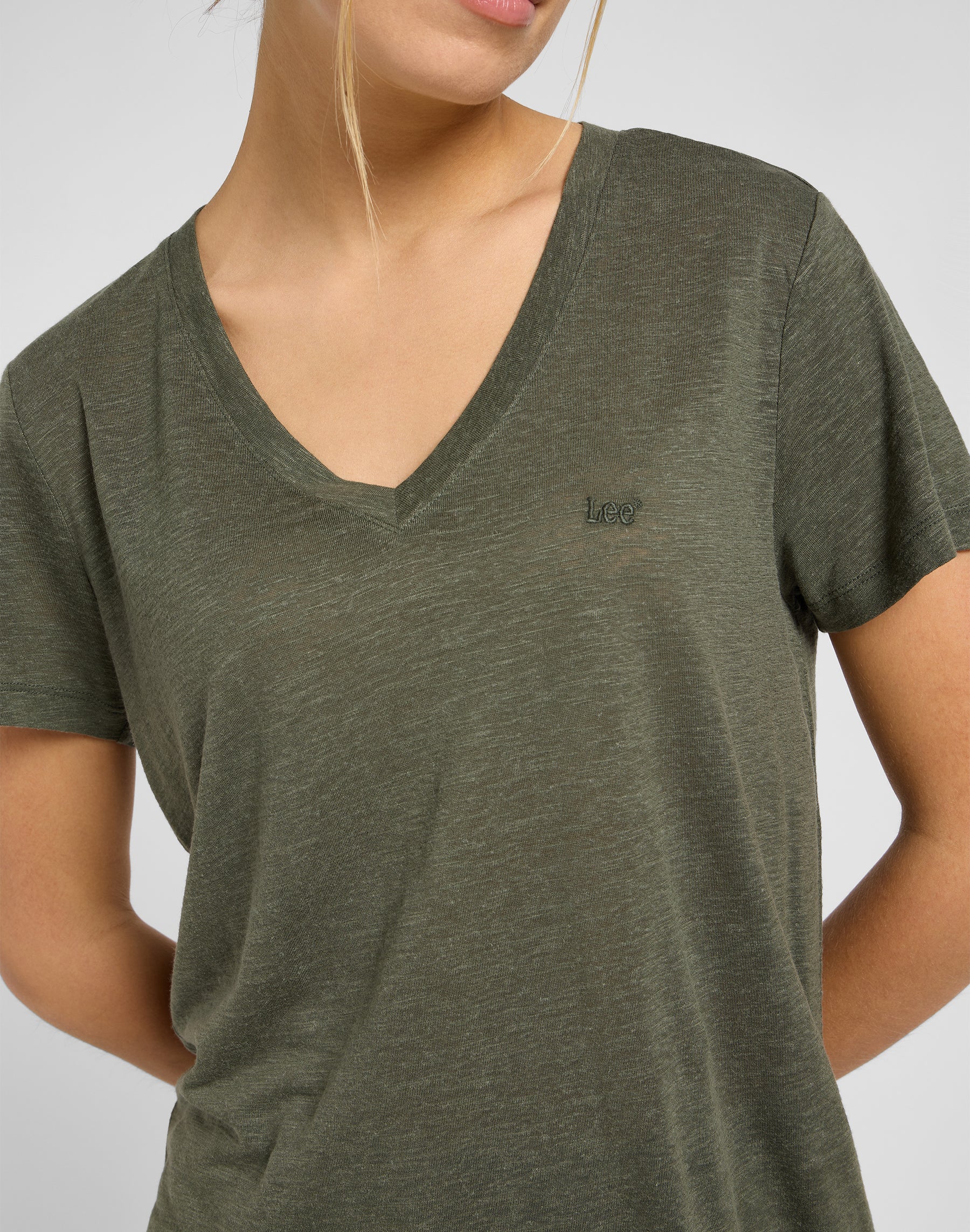 T-shirt con scollo a V in Oak Moss T-Shirts Lee