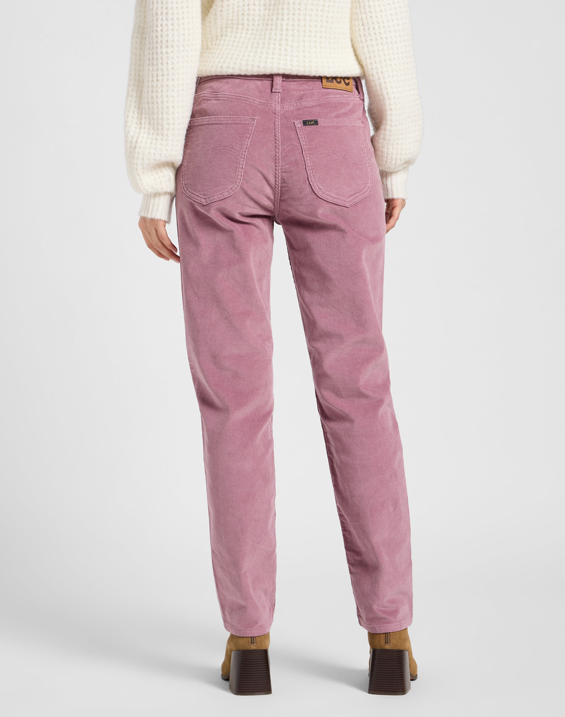 Carol in pantaloni da idraulico Lee