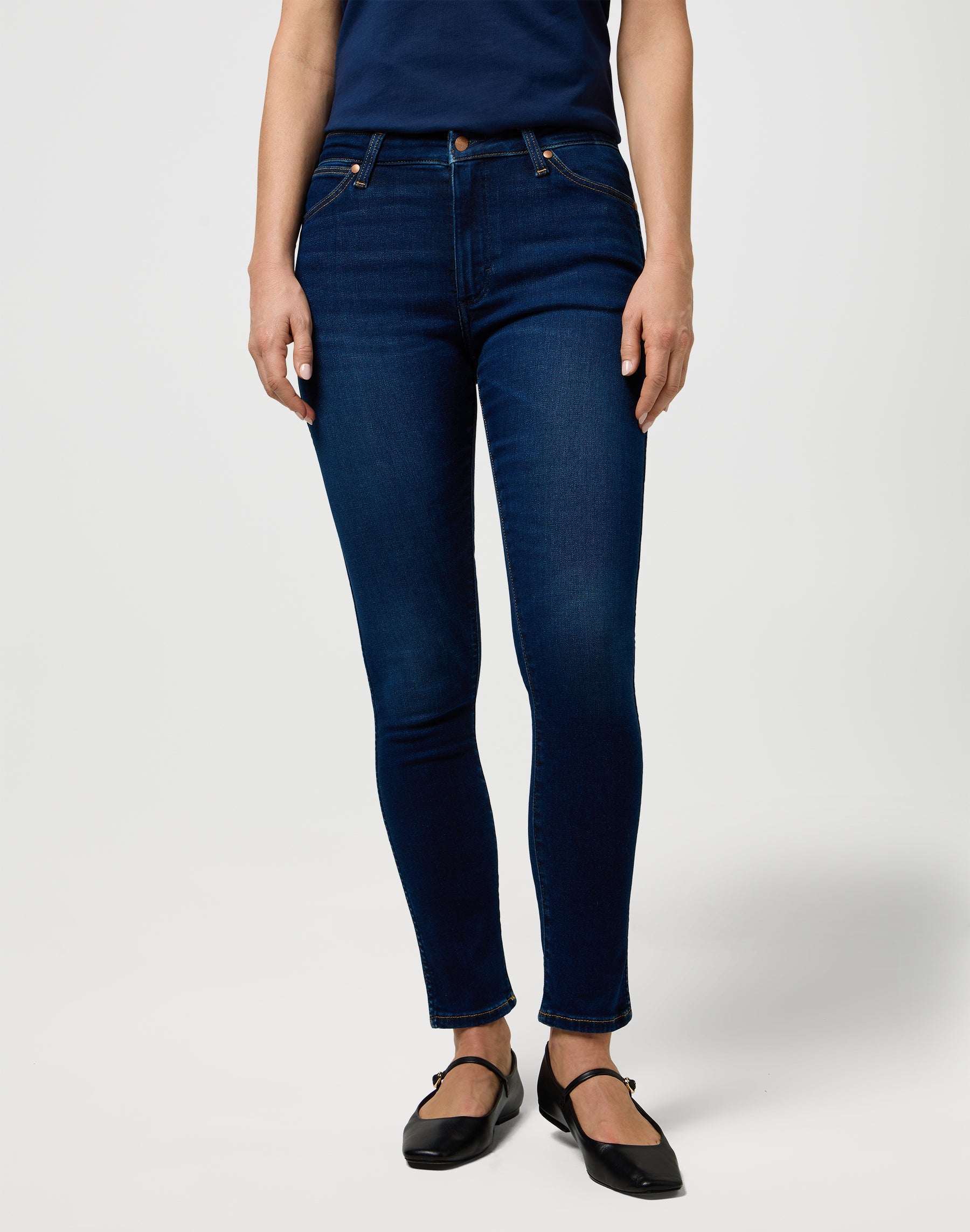 Sienna in jeans Nightshade Wrangler