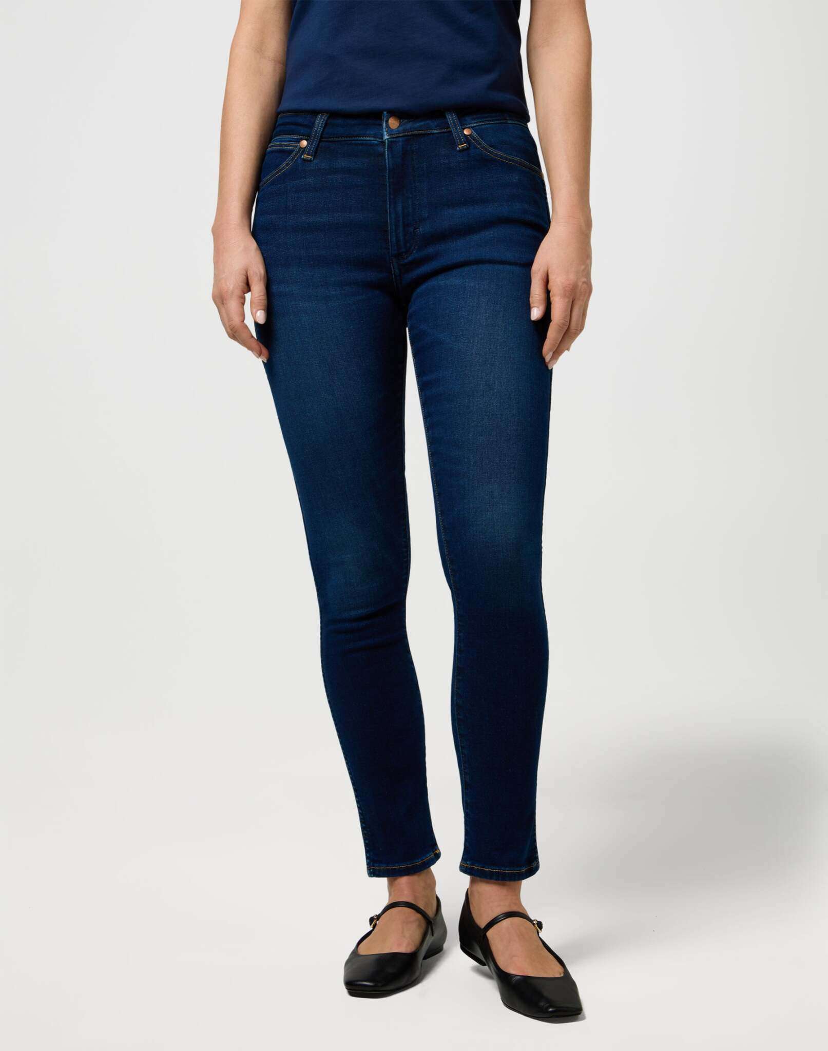 Sienna in jeans Nightshade Wrangler