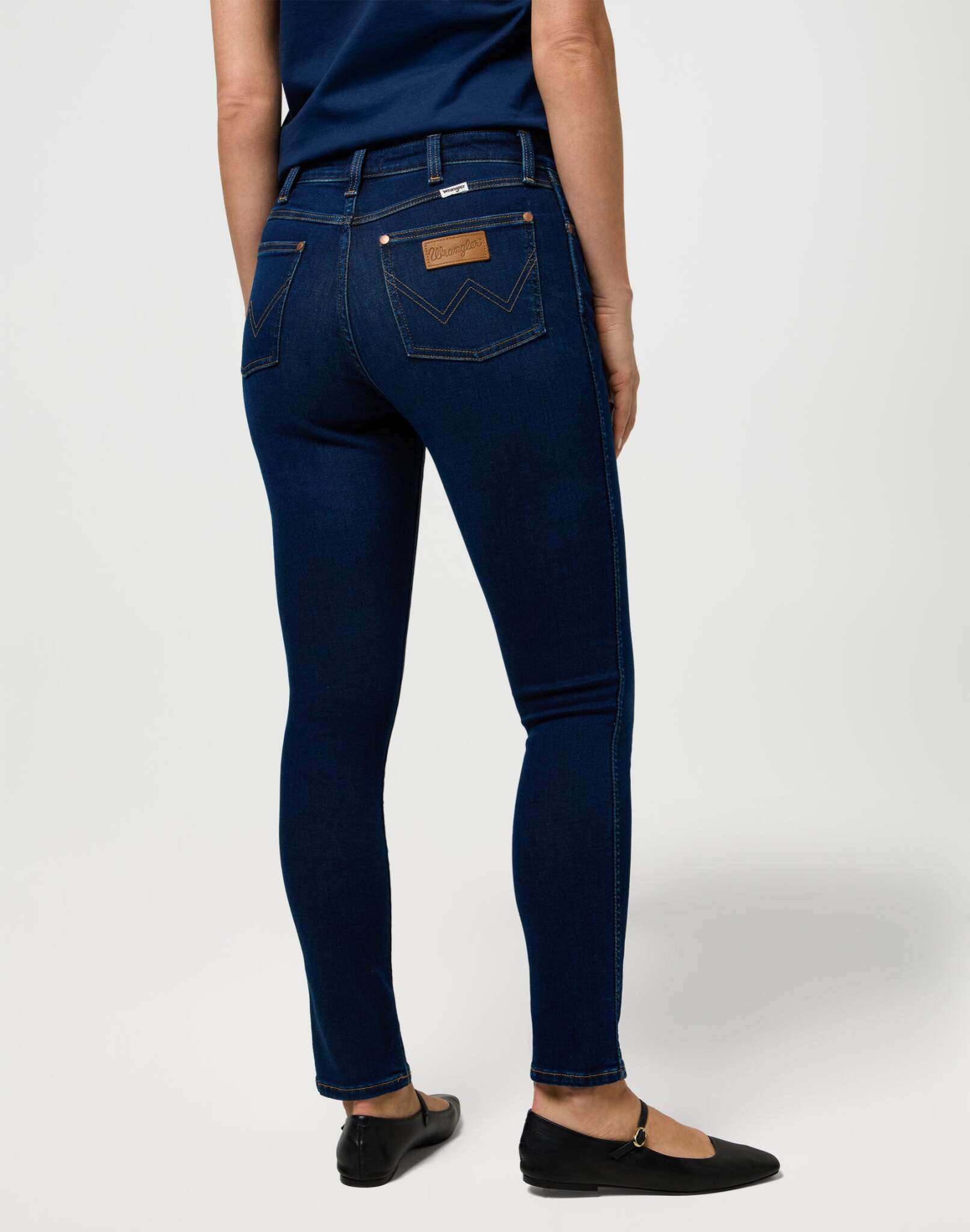Sienna in jeans Nightshade Wrangler