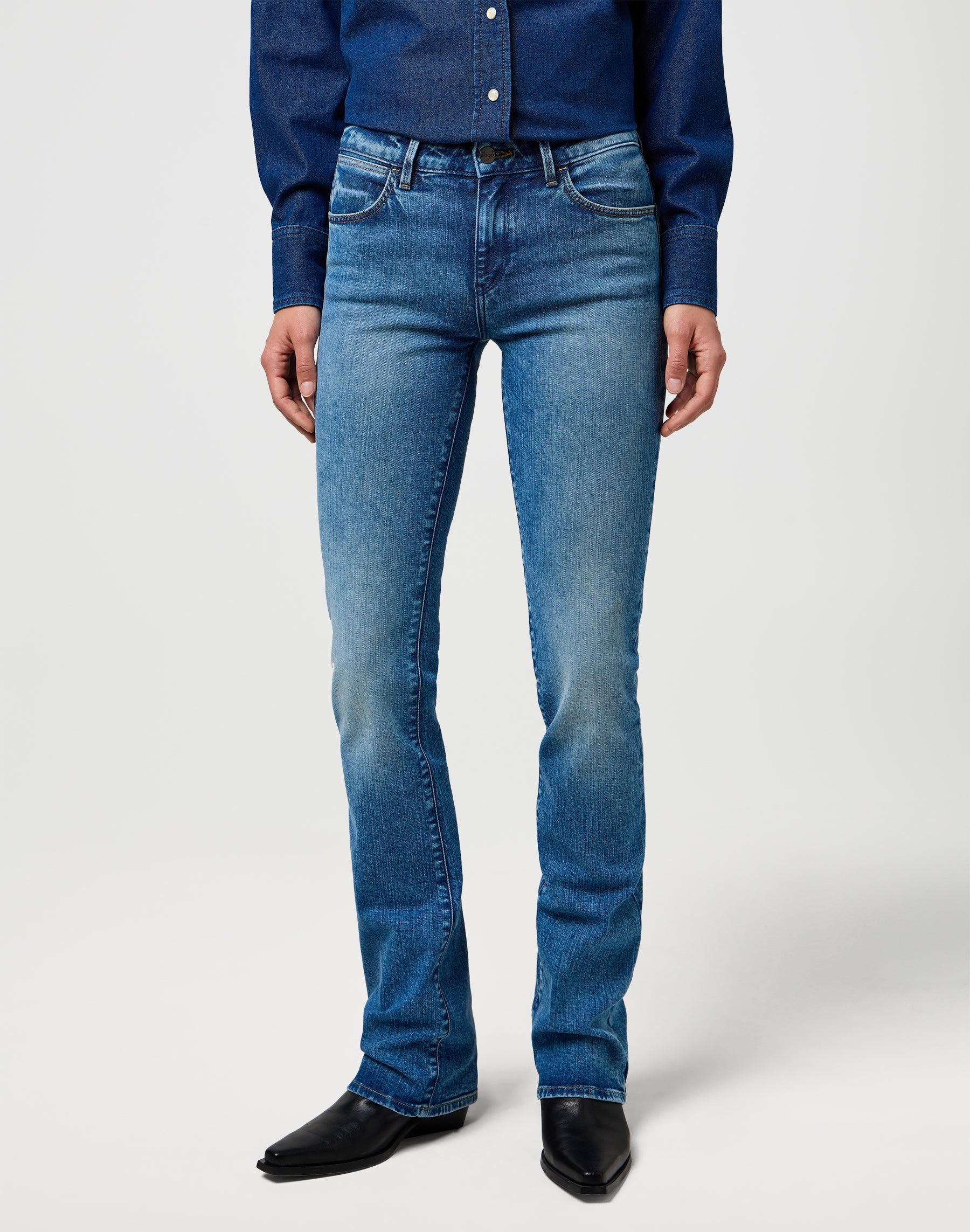 Jeans Bootcut con lavaggio rustico Wrangler