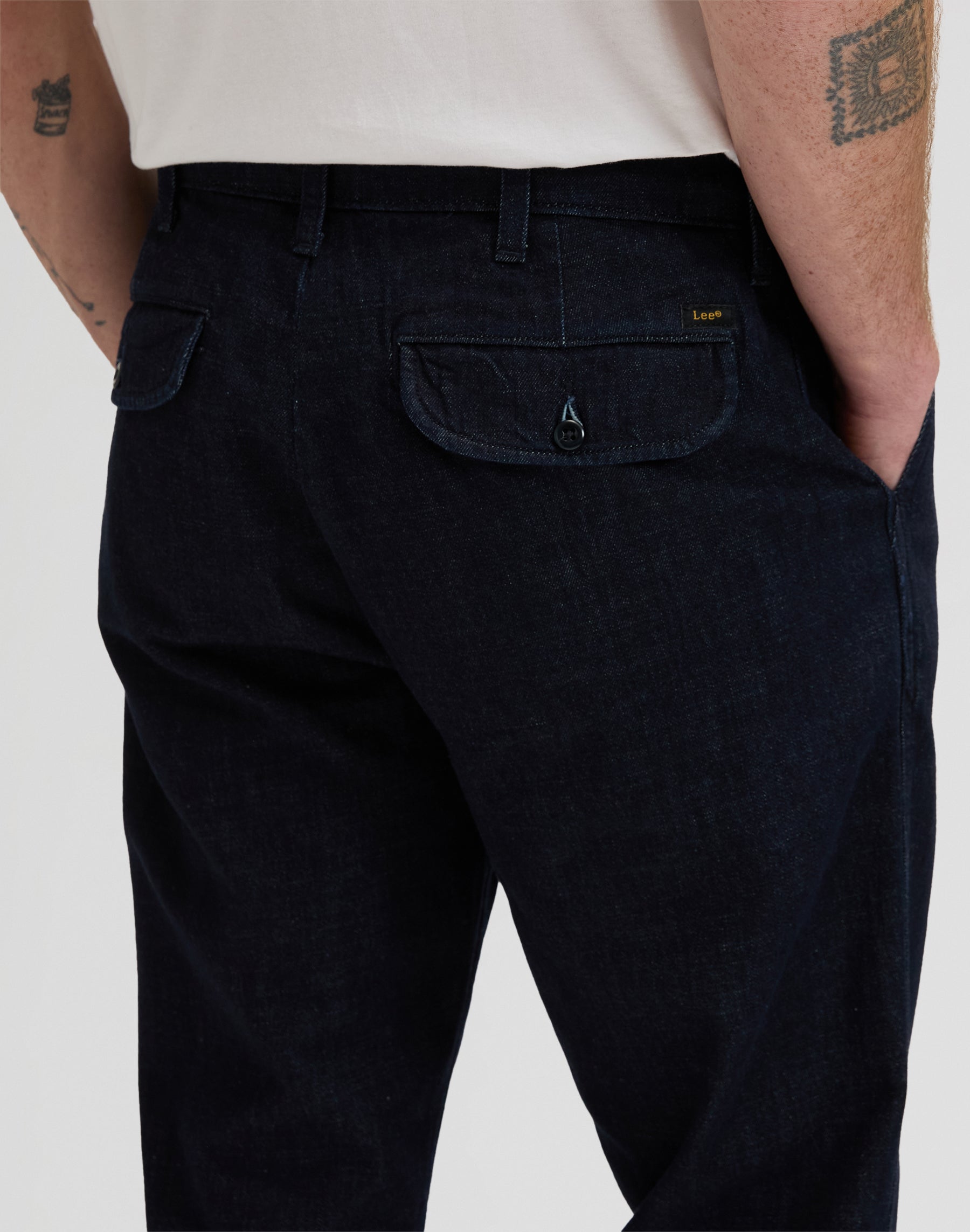 Pantaloni chino pieghettati in rinse