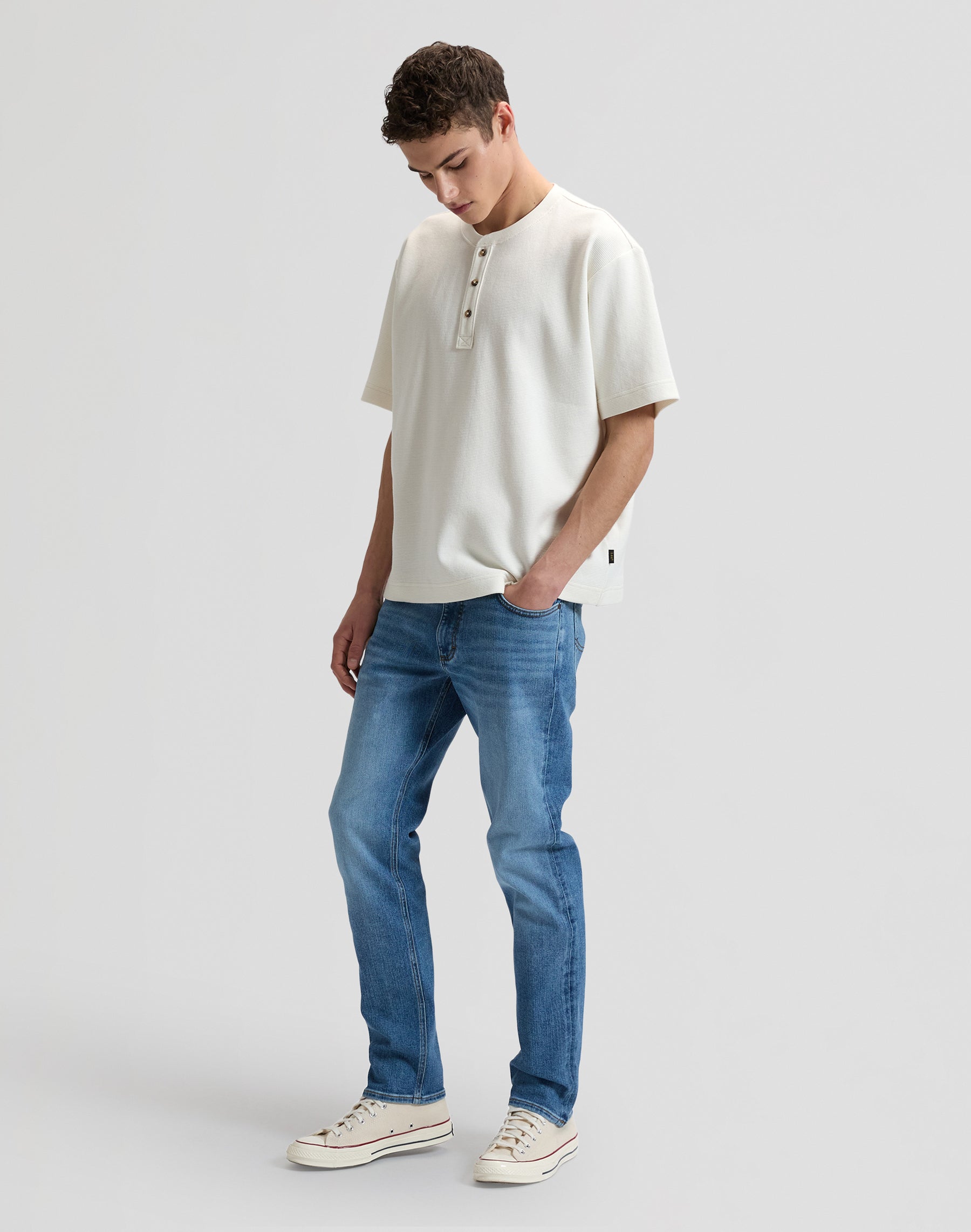 Henley in Natural T-shirt Lee