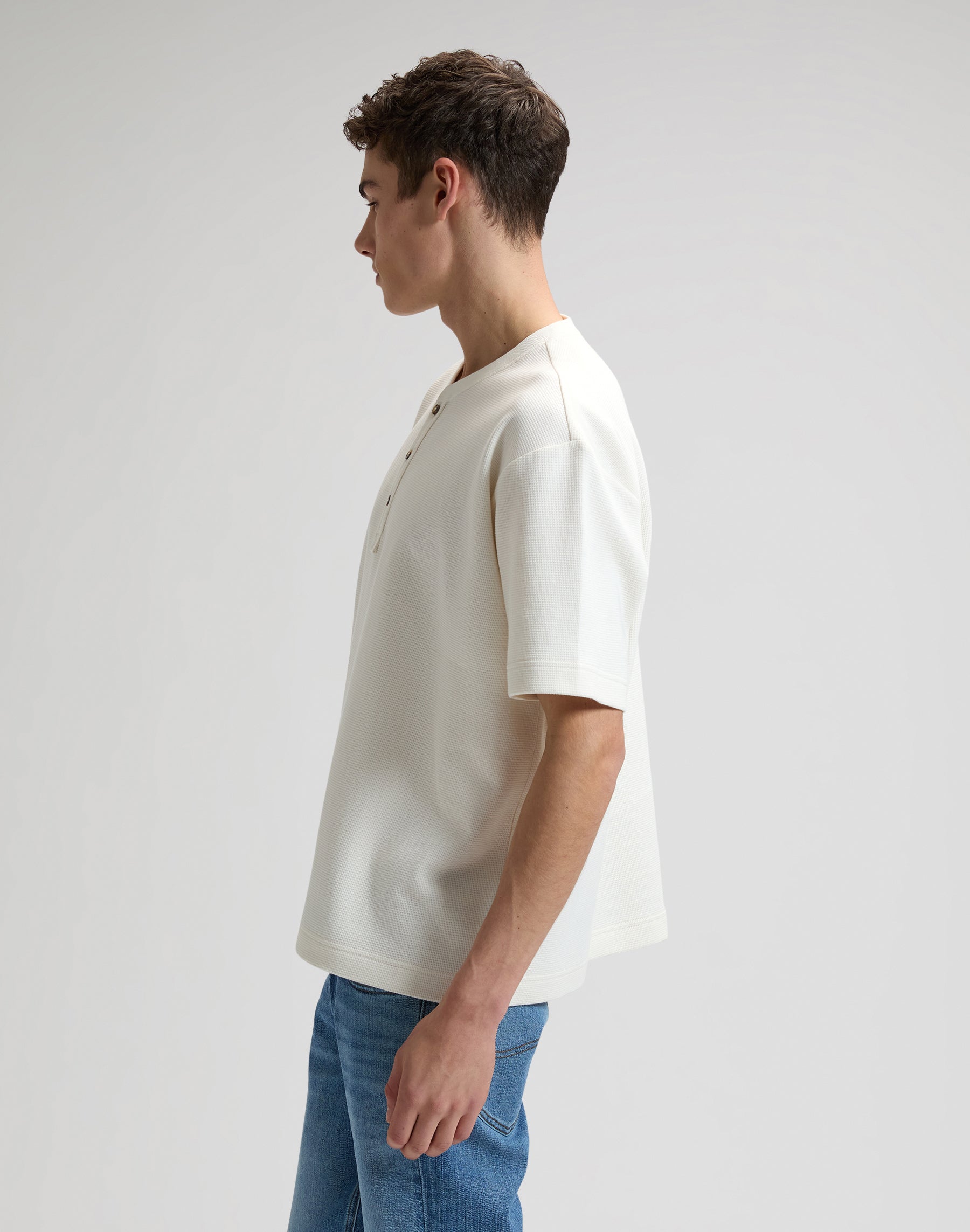 Henley in Natural T-shirt Lee