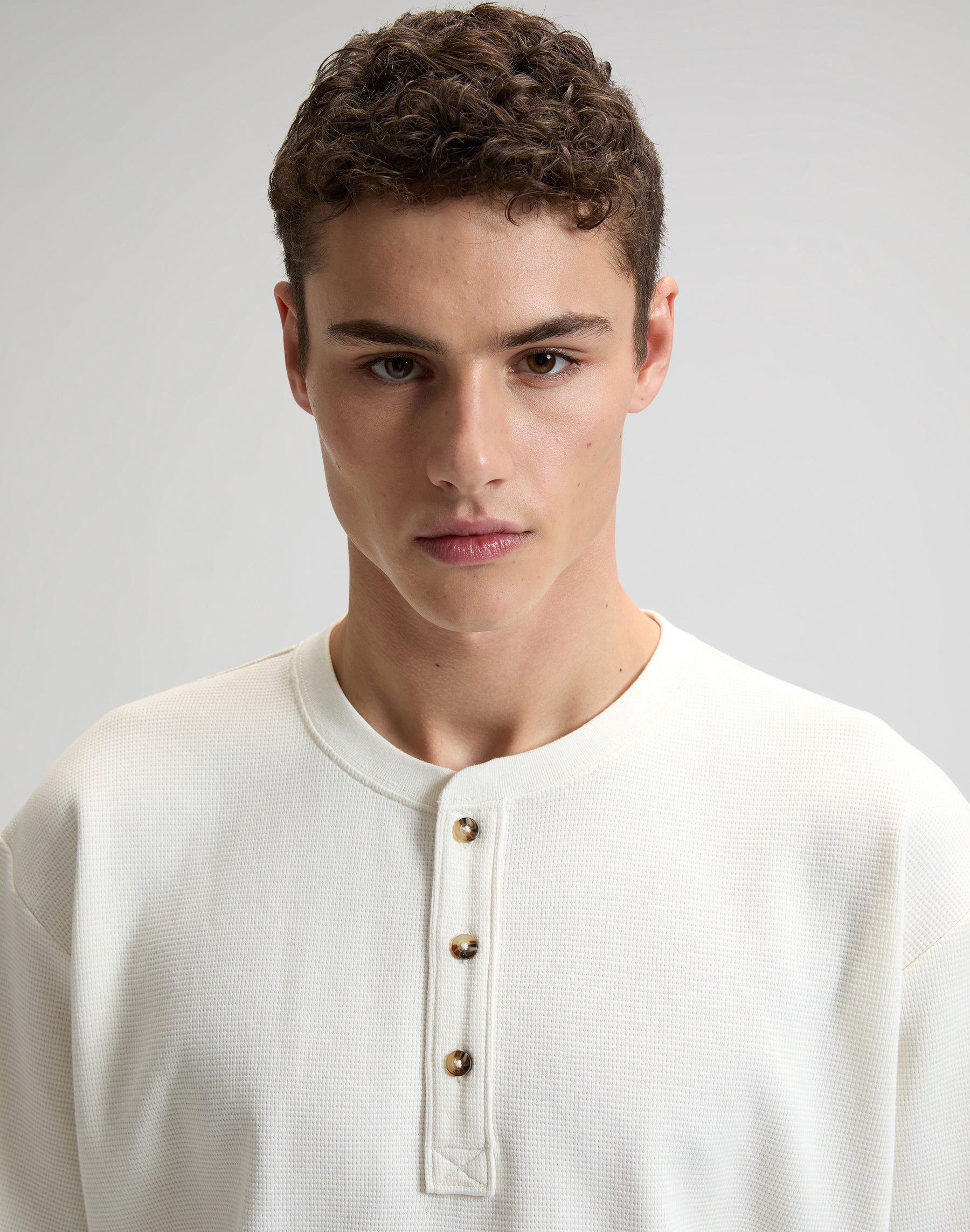 Henley in Natural T-shirt Lee