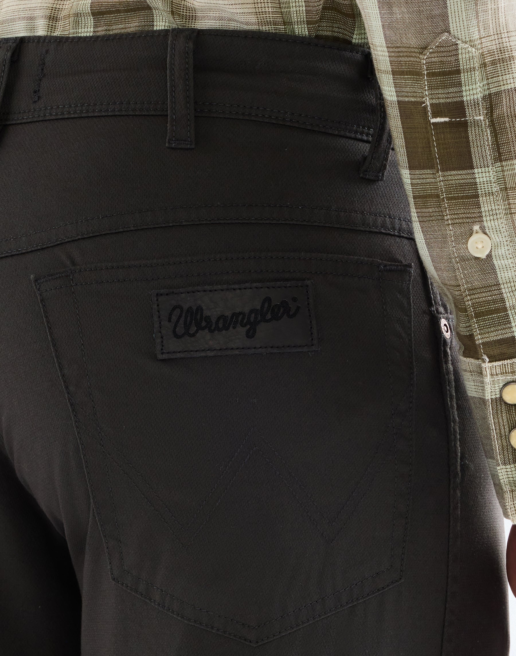 Texas in pantaloni neri sbiaditi Wrangler