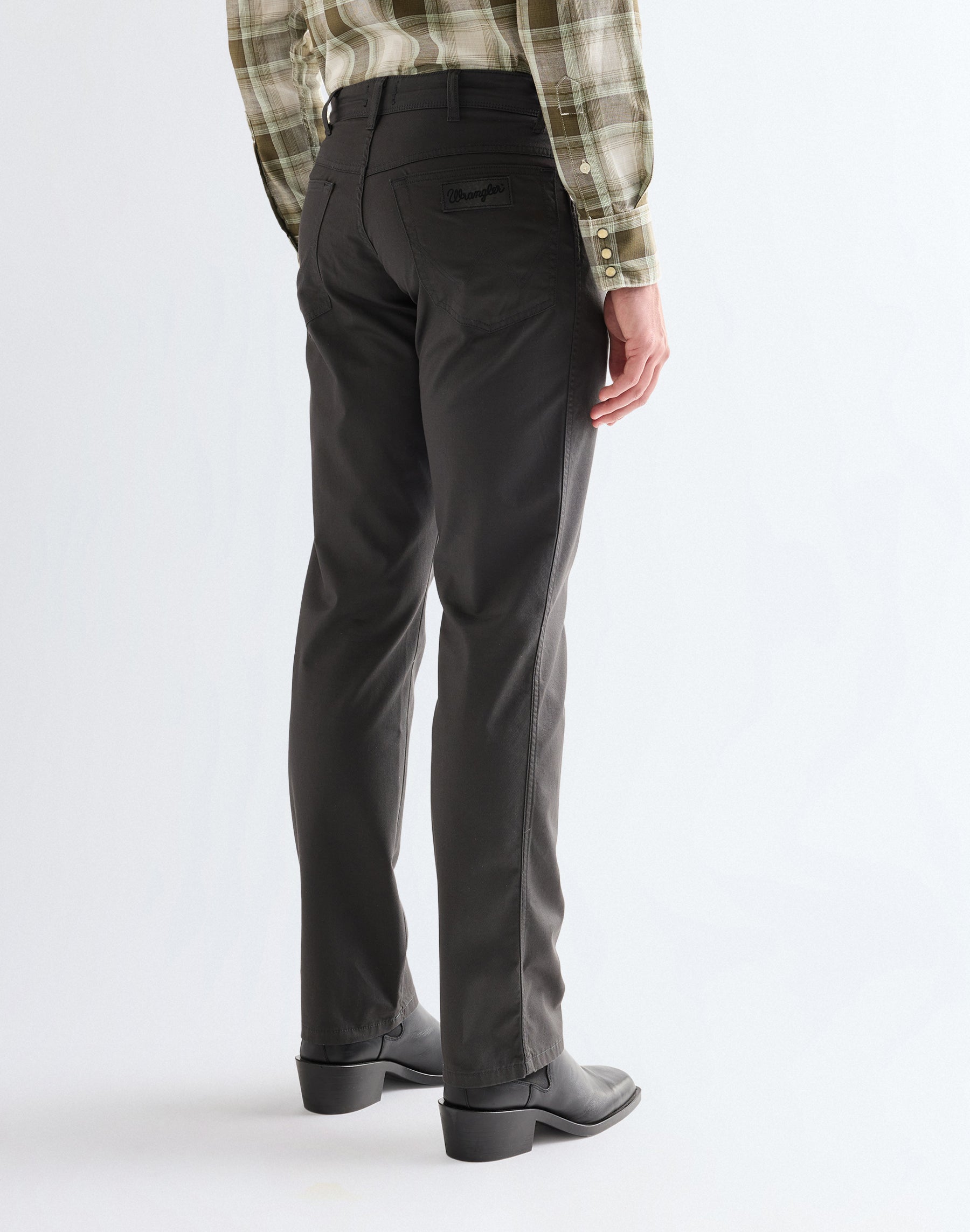 Texas in pantaloni neri sbiaditi Wrangler