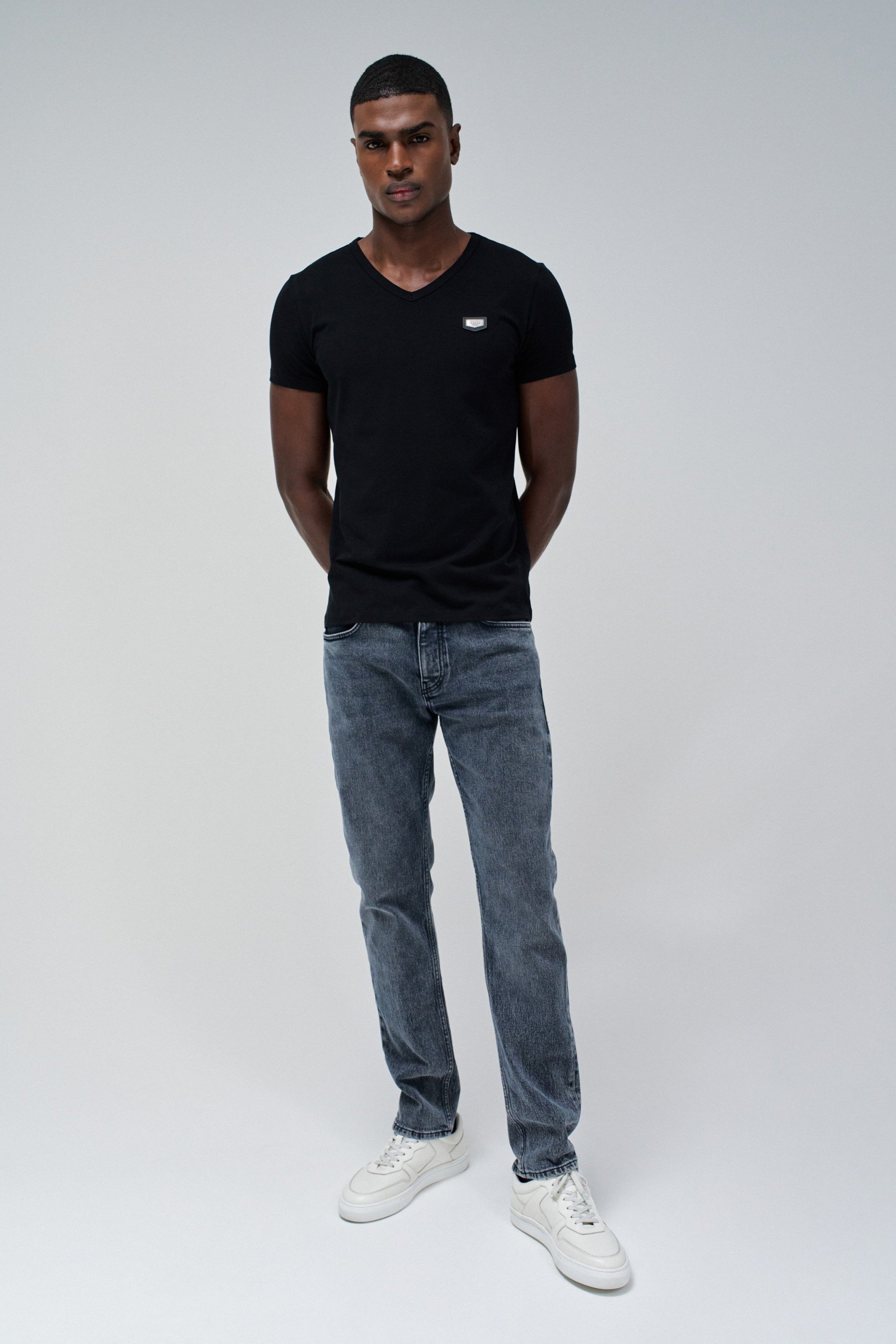 Maglietta in cotone e lycra con scollo a V e stemma in metallo in nero Magliette Salsa Jeans