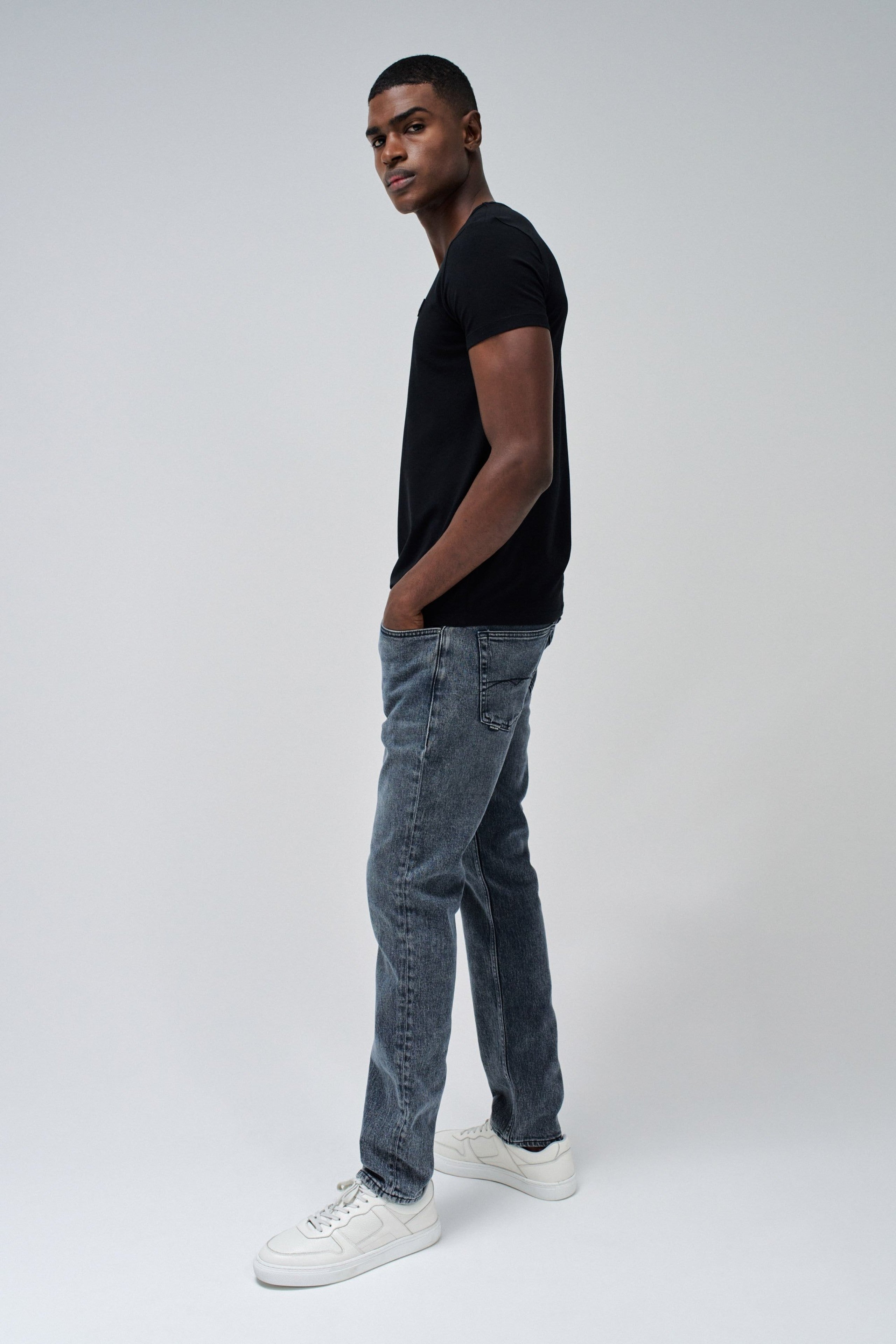 Maglietta in cotone e lycra con scollo a V e stemma in metallo in nero Magliette Salsa Jeans