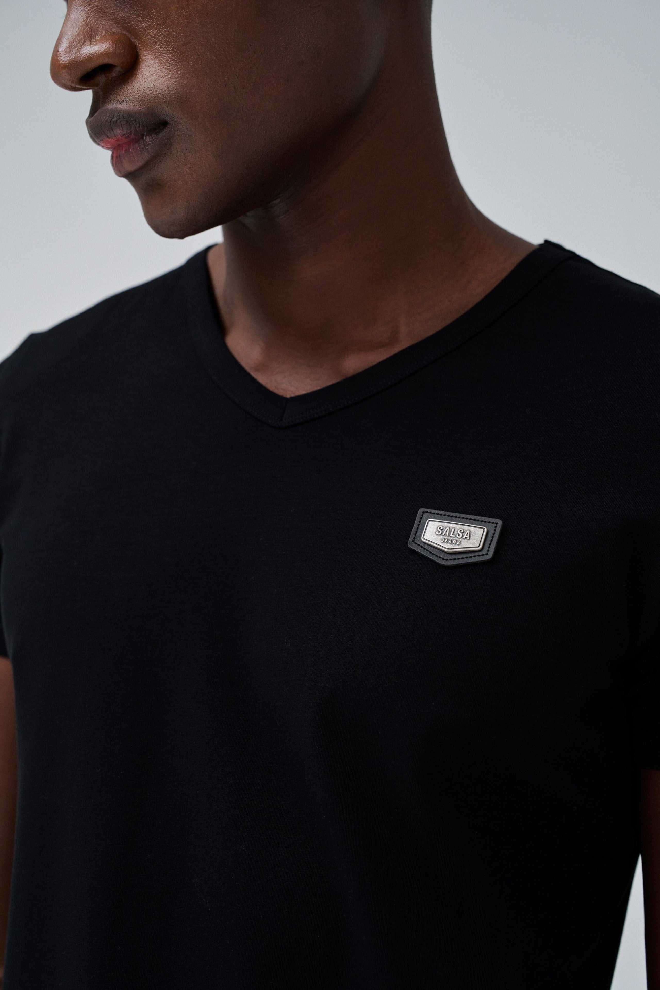 Maglietta in cotone e lycra con scollo a V e stemma in metallo in nero Magliette Salsa Jeans