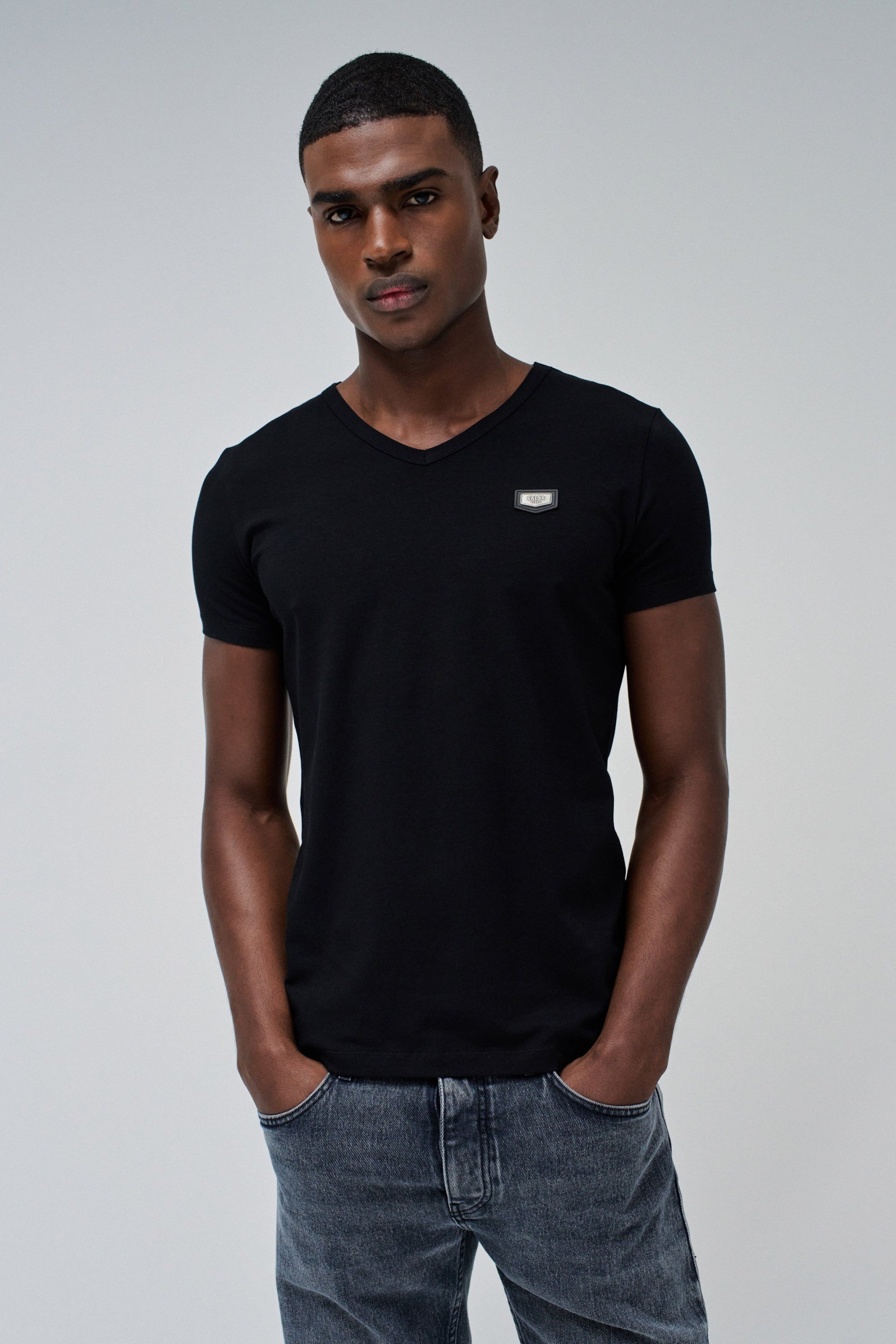 Maglietta in cotone e lycra con scollo a V e stemma in metallo in nero Magliette Salsa Jeans