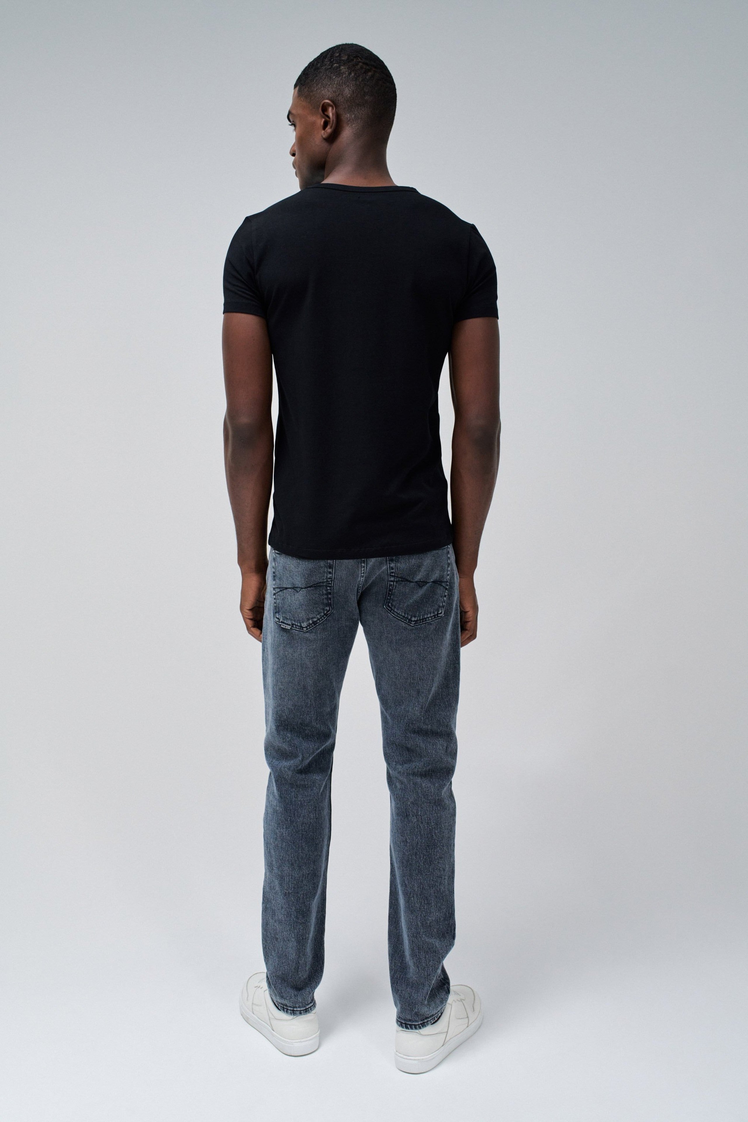 Maglietta in cotone e lycra con scollo a V e stemma in metallo in nero Magliette Salsa Jeans