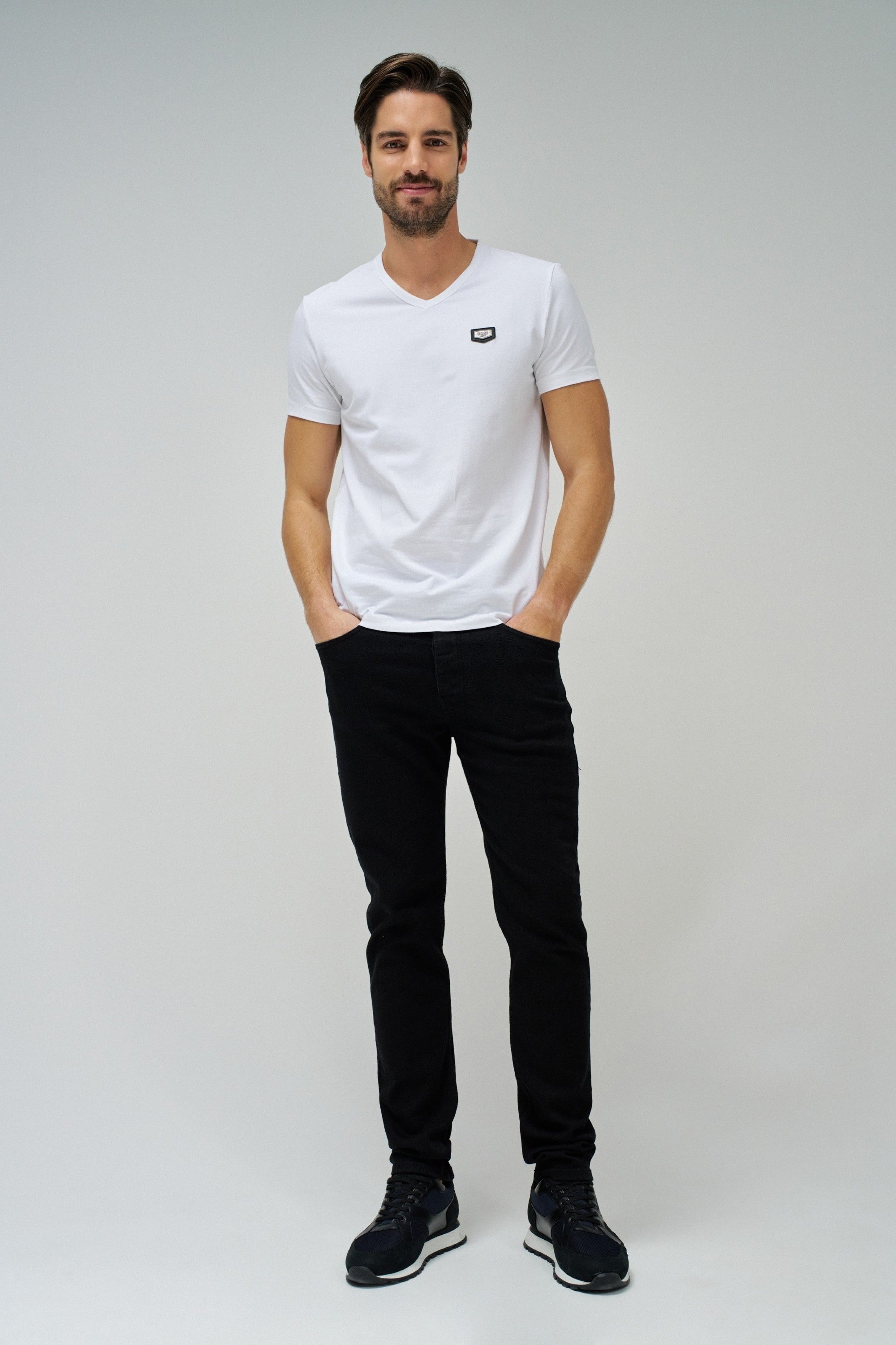Maglietta in cotone e lycra con scollo a V e stemma in metallo in bianco Magliette Salsa Jeans