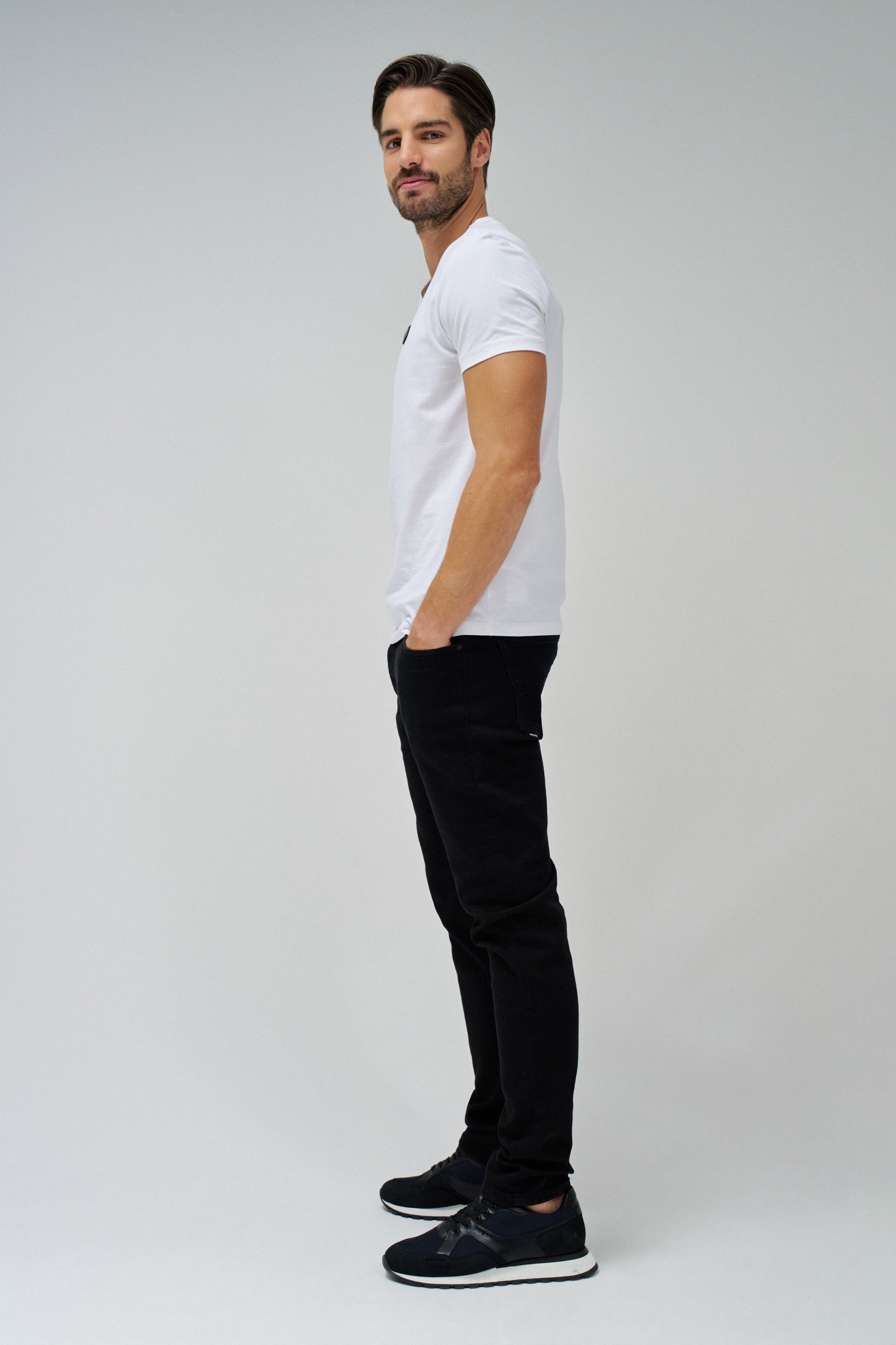Maglietta in cotone e lycra con scollo a V e stemma in metallo in bianco Magliette Salsa Jeans