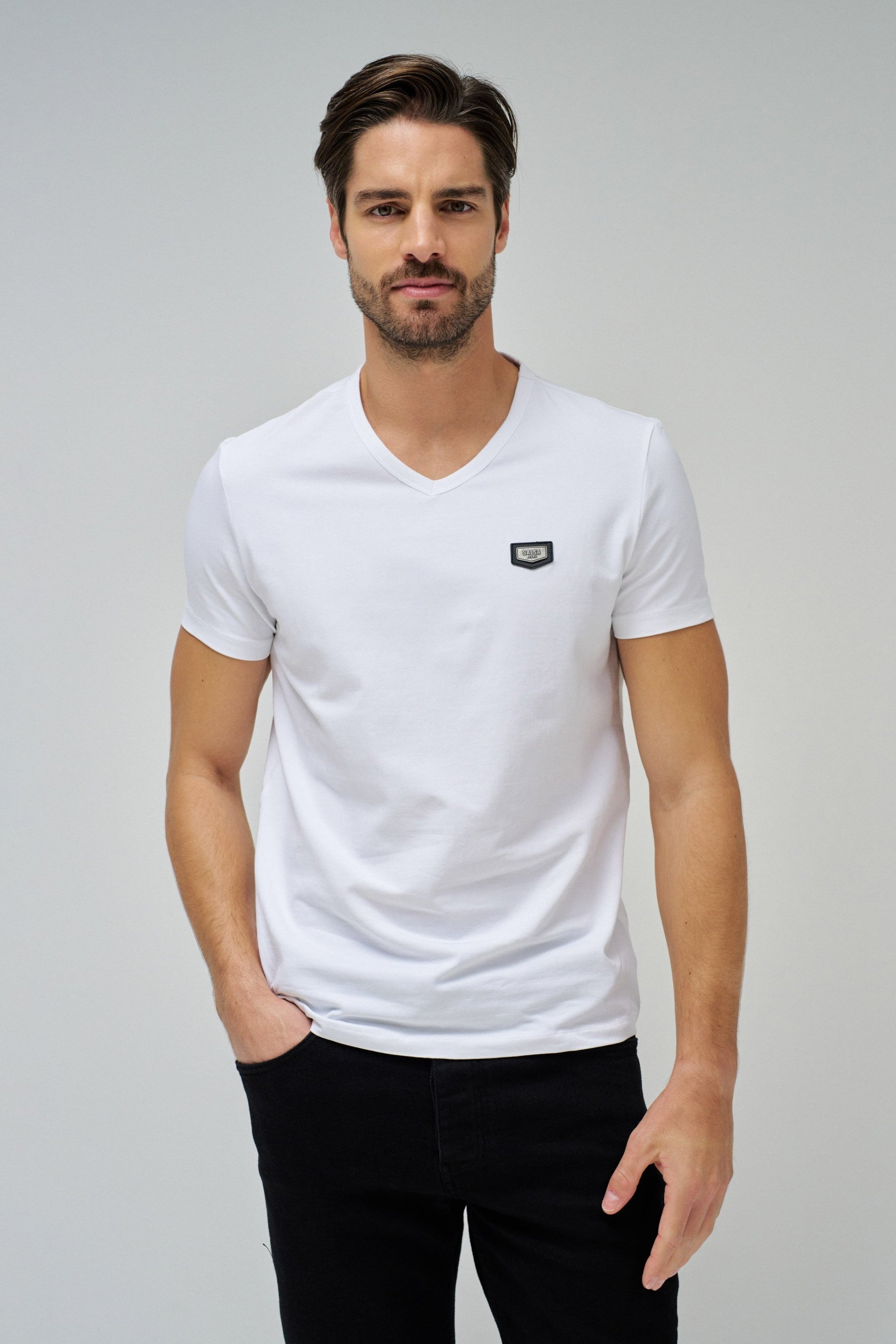 Maglietta in cotone e lycra con scollo a V e stemma in metallo in bianco Magliette Salsa Jeans