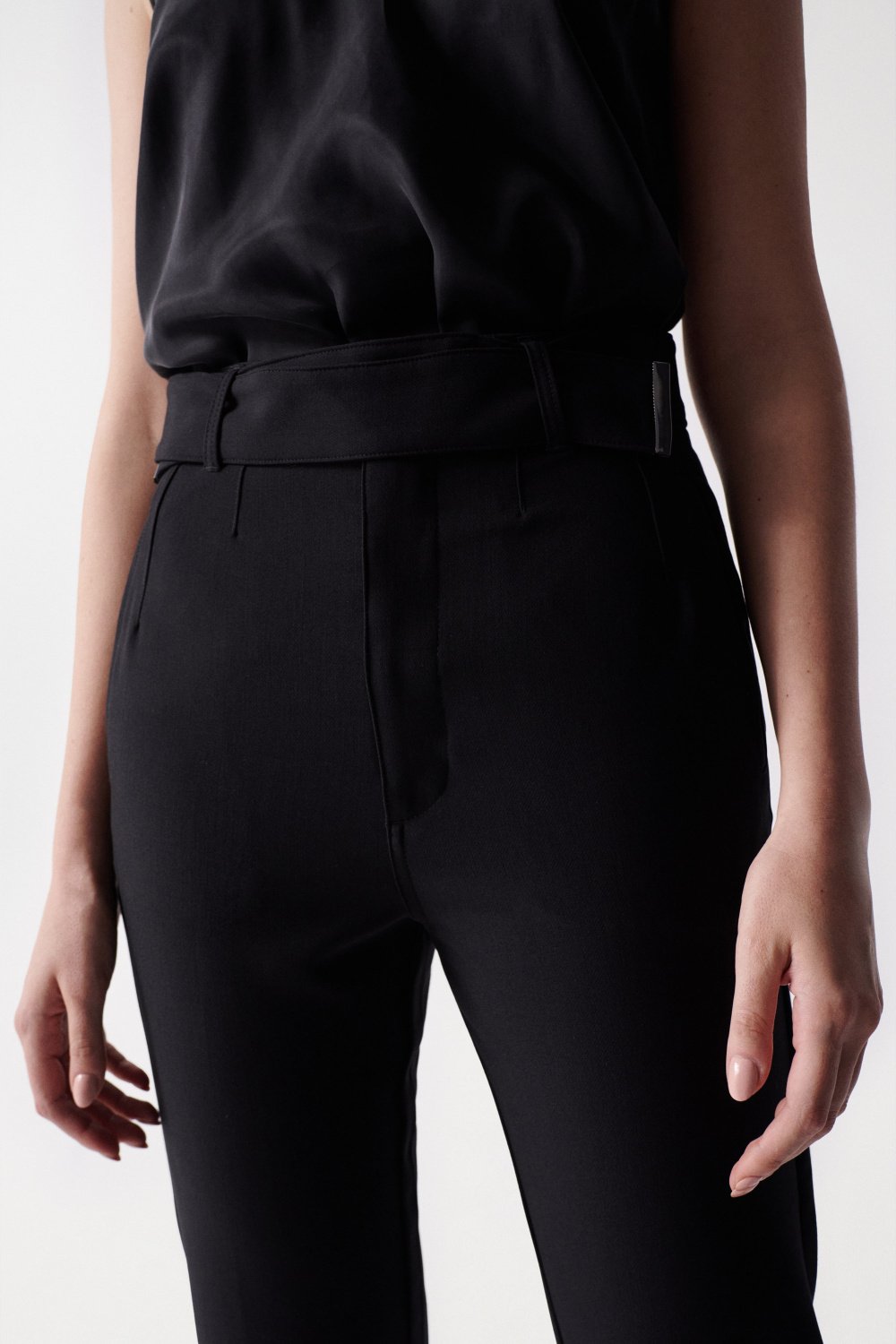 Pantaloni Chino Cropped Slim a vita alta in nero Salsa Jeans
