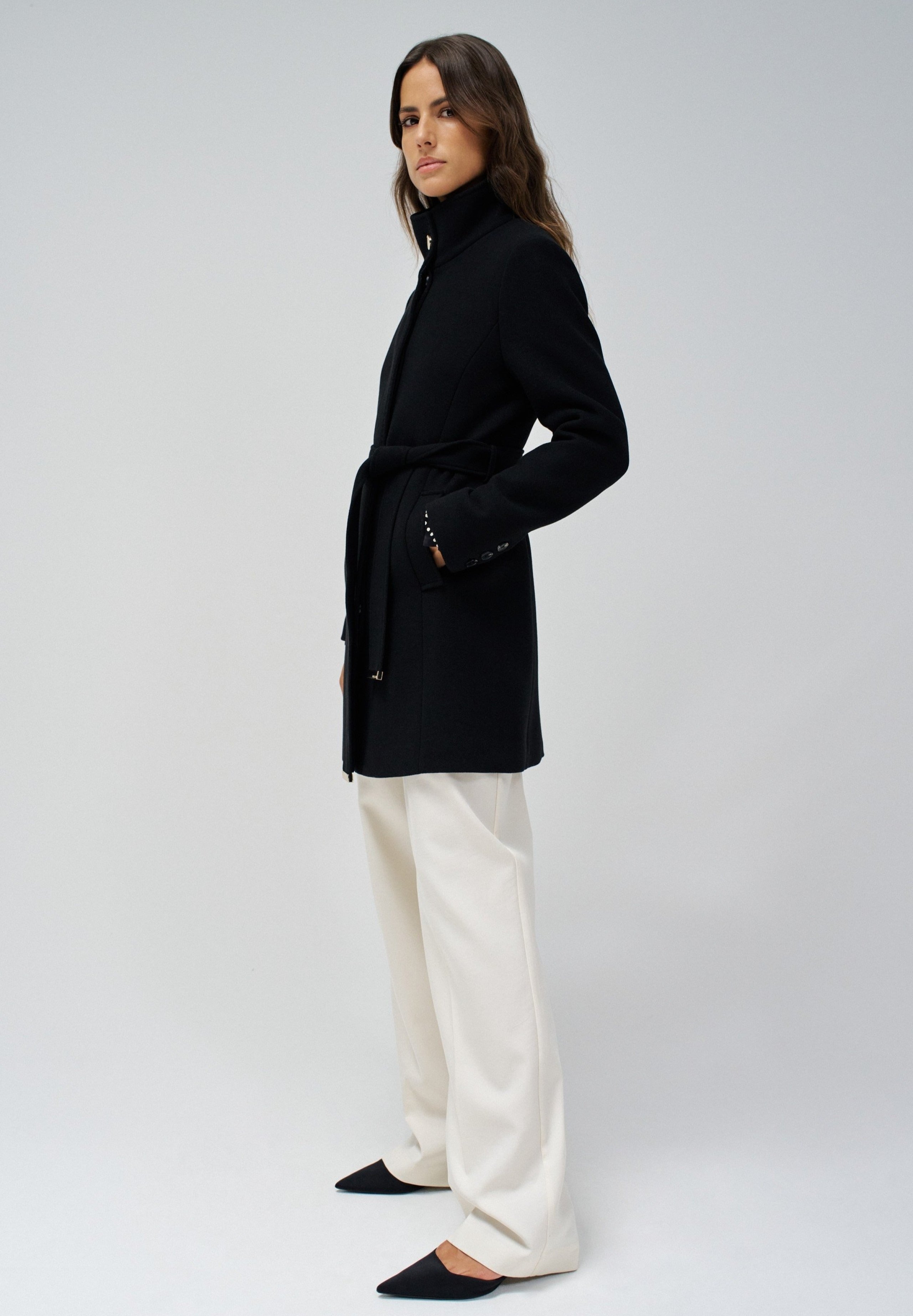 Il cappotto di lana rivisitato nelle giacche nere Salsa Jeans