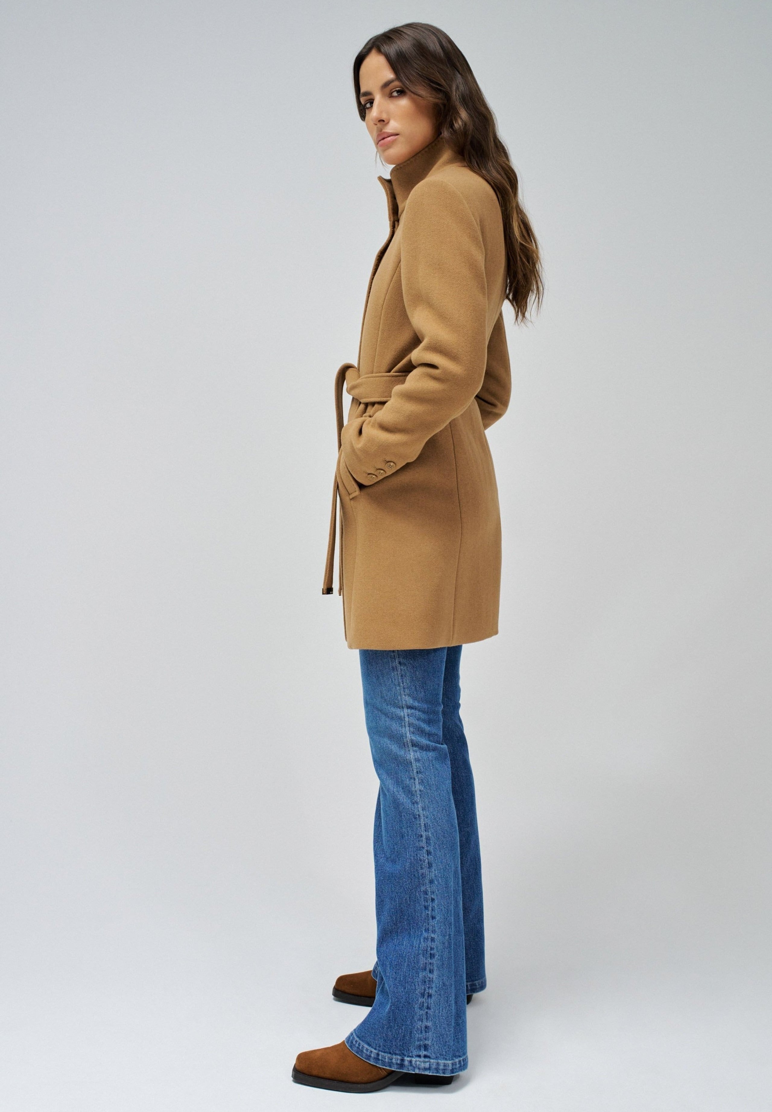 Il cappotto di lana rivisitato in giacca beige scuro Salsa Jeans