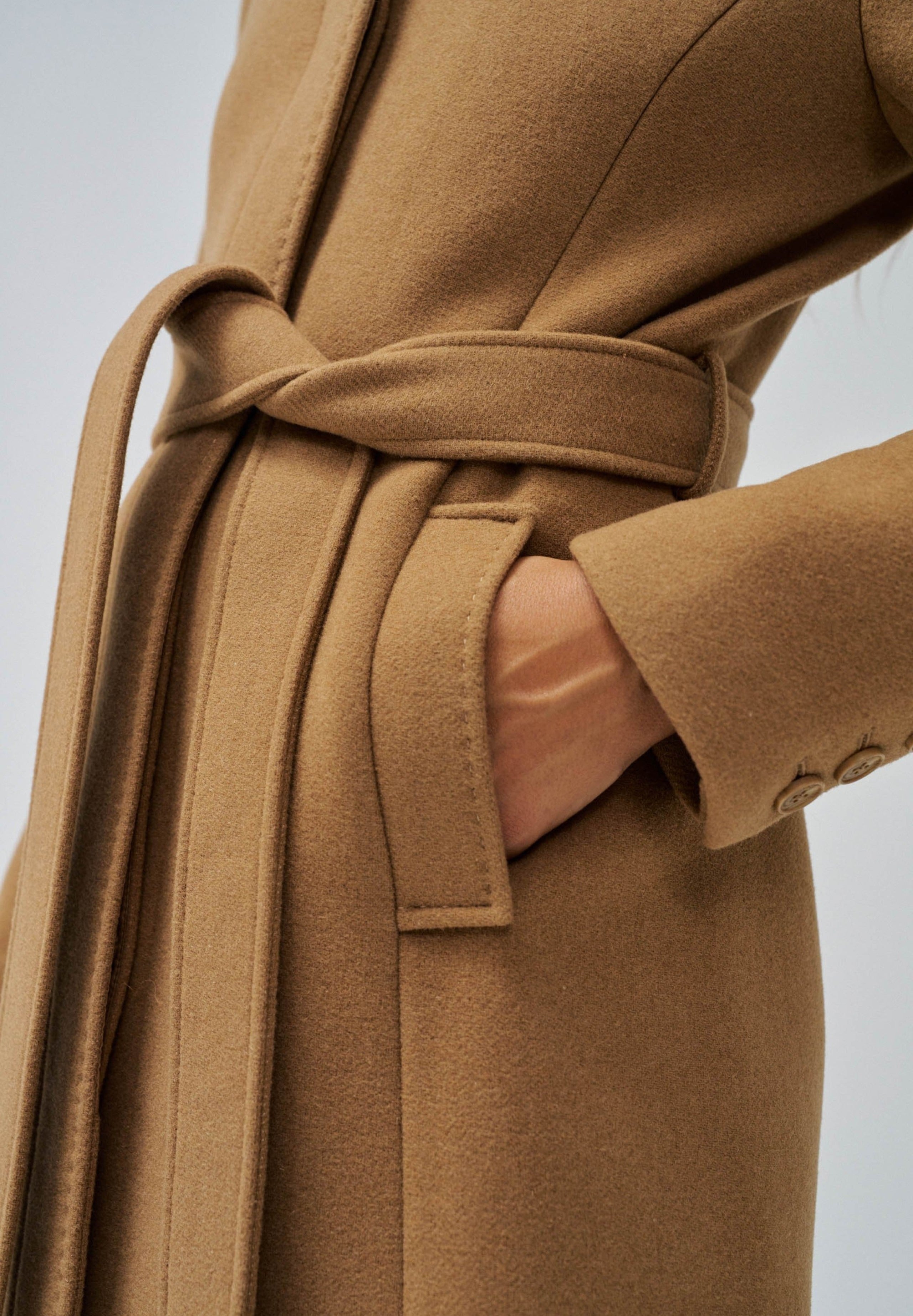 Il cappotto di lana rivisitato in giacca beige scuro Salsa Jeans