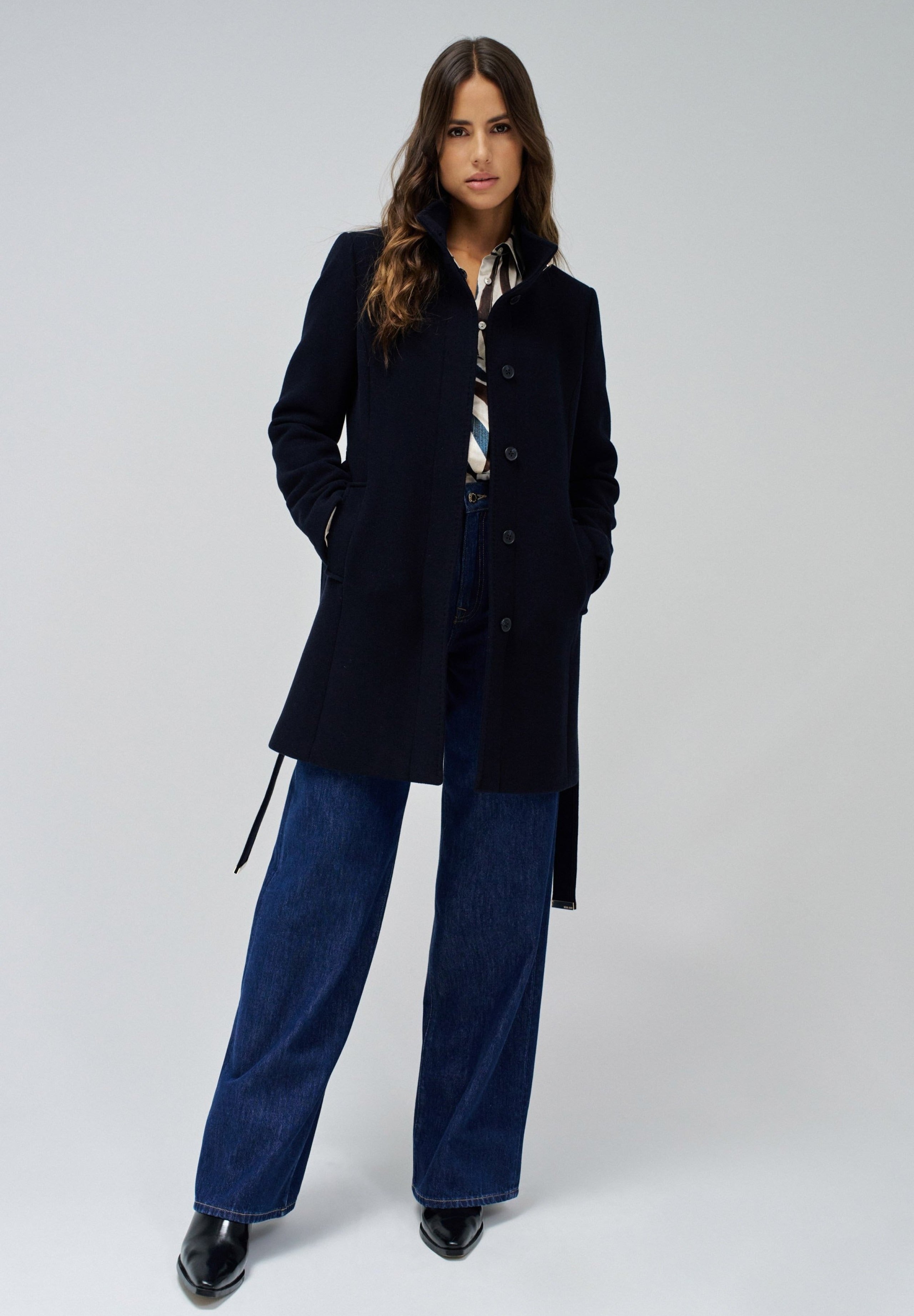 Il cappotto di lana rivisitato in giacche blu scuro Salsa Jeans