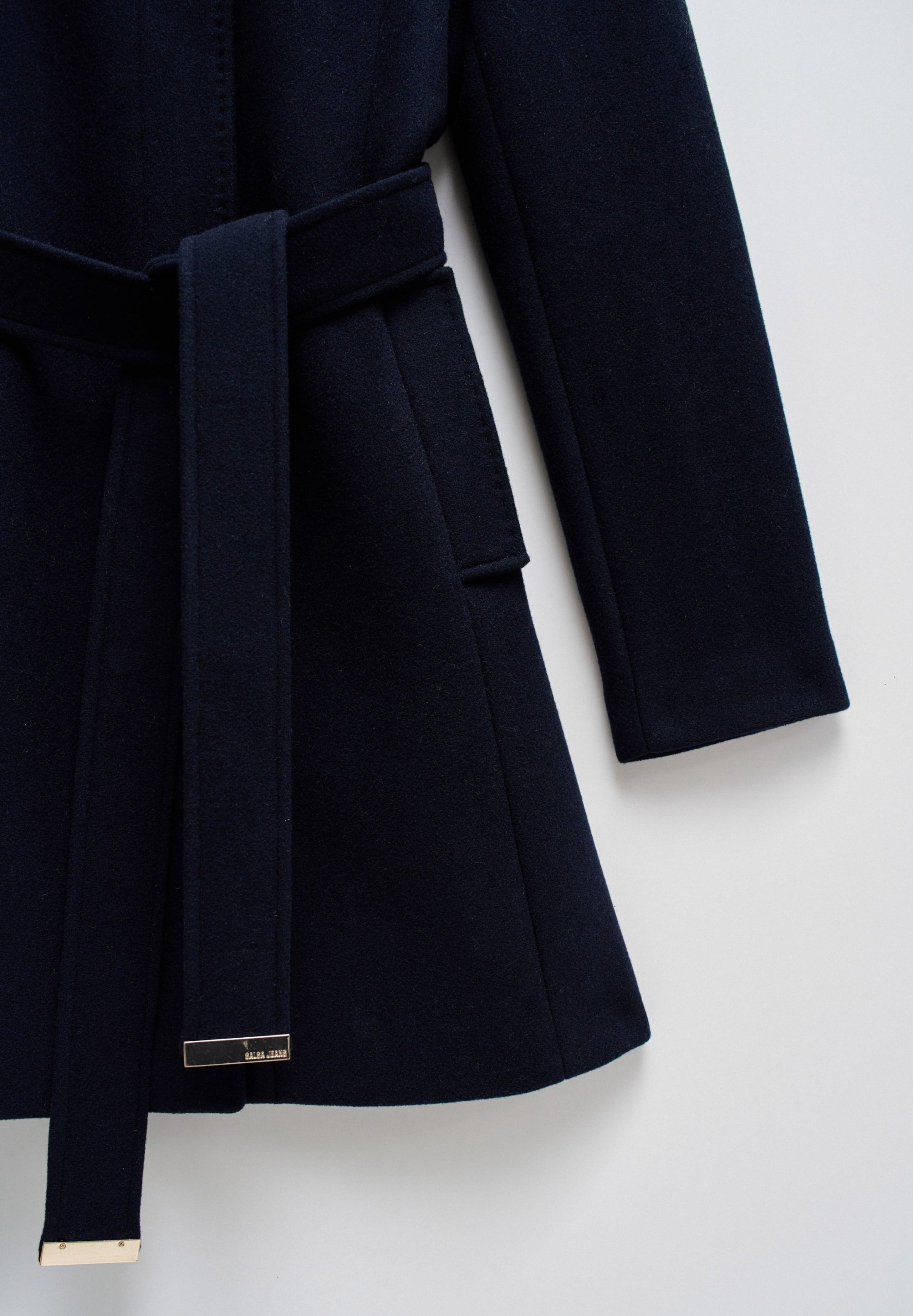 Il cappotto di lana rivisitato in giacche blu scuro Salsa Jeans