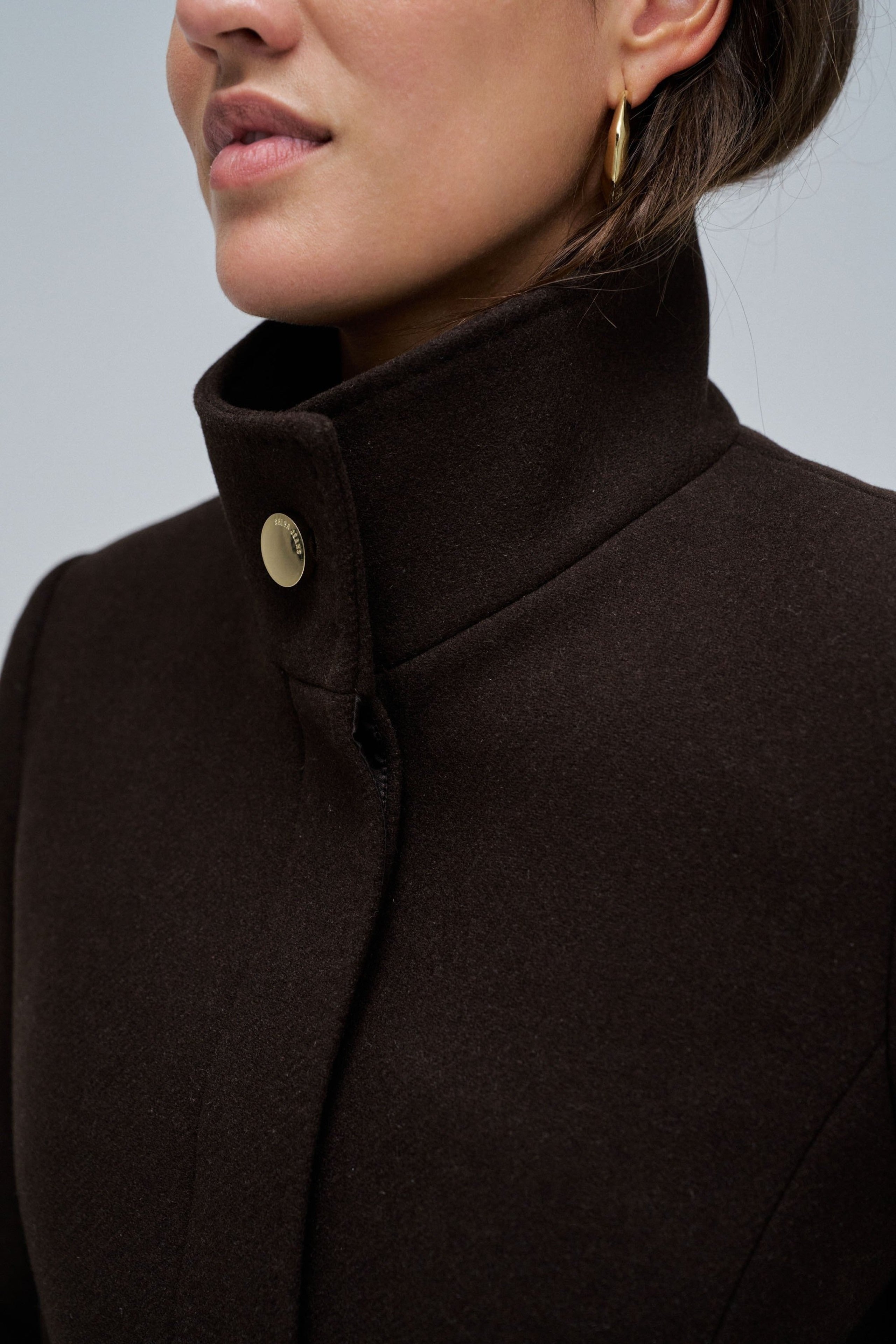 Il cappotto di lana rivisitato in marrone scuro Giacche Salsa Jeans