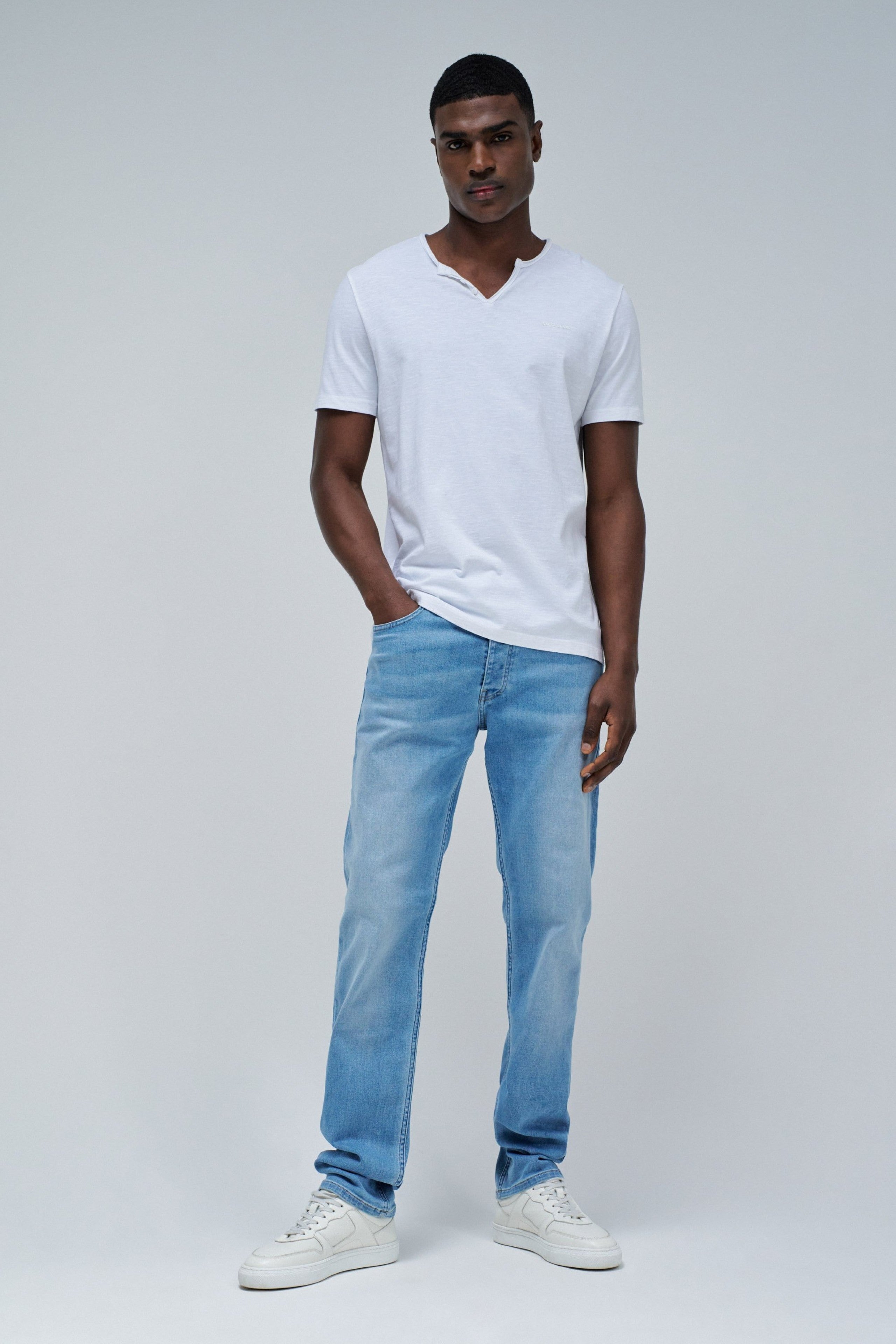 Maglietta basic con scollo a V e vestibilità slim in bianco Magliette Salsa Jeans