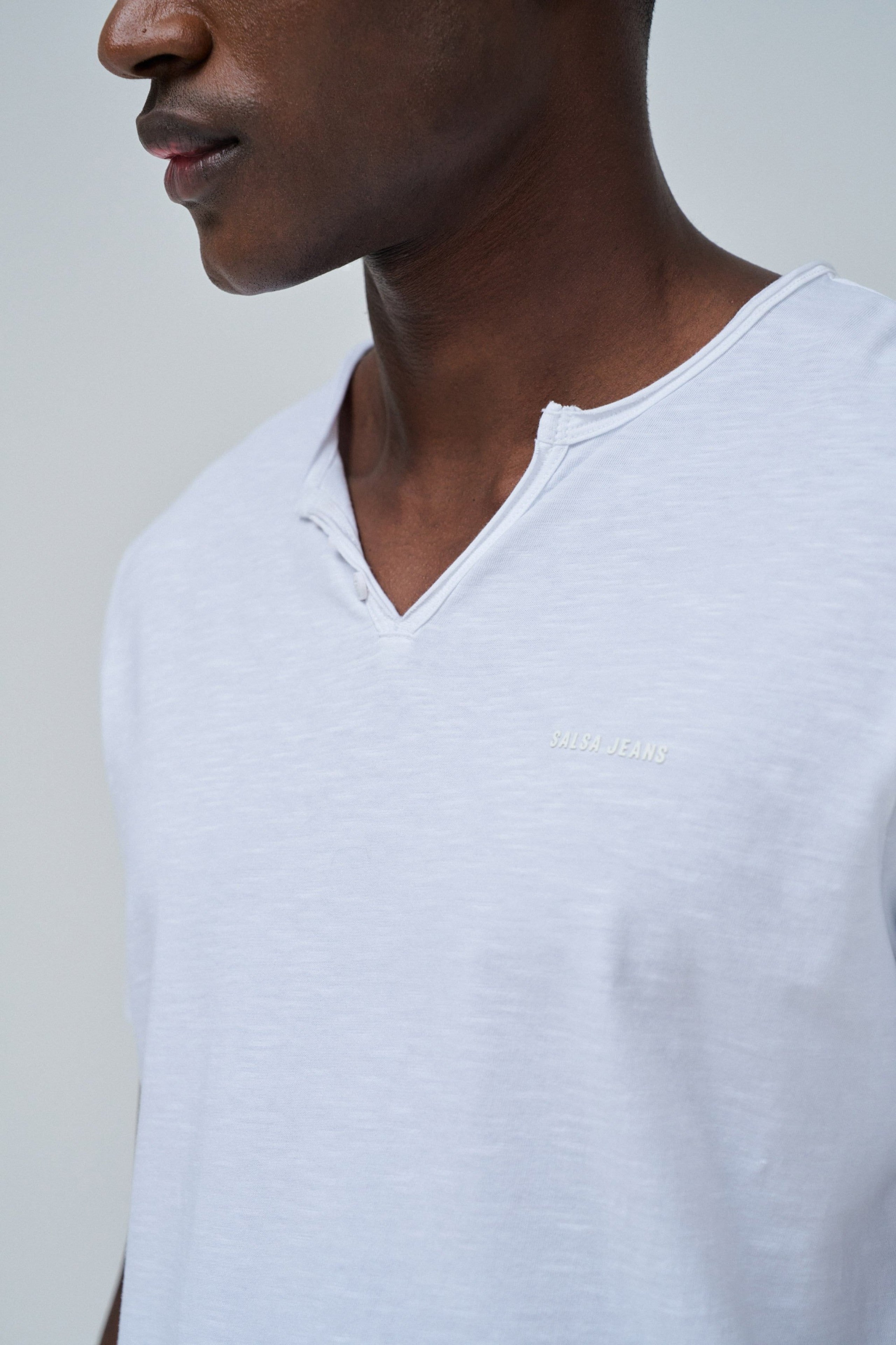 Maglietta basic con scollo a V e vestibilità slim in bianco Magliette Salsa Jeans