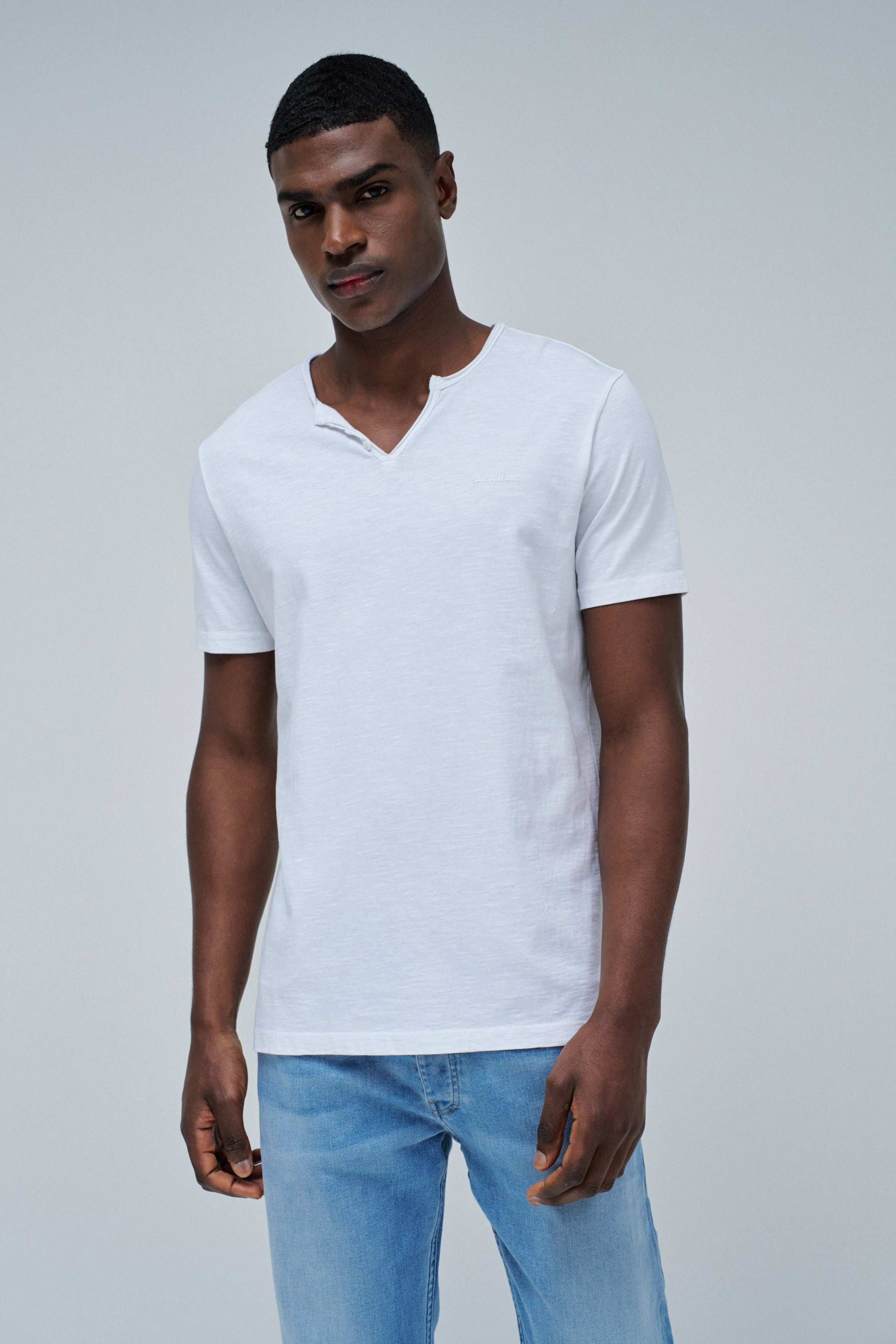 Maglietta basic con scollo a V e vestibilità slim in bianco Magliette Salsa Jeans