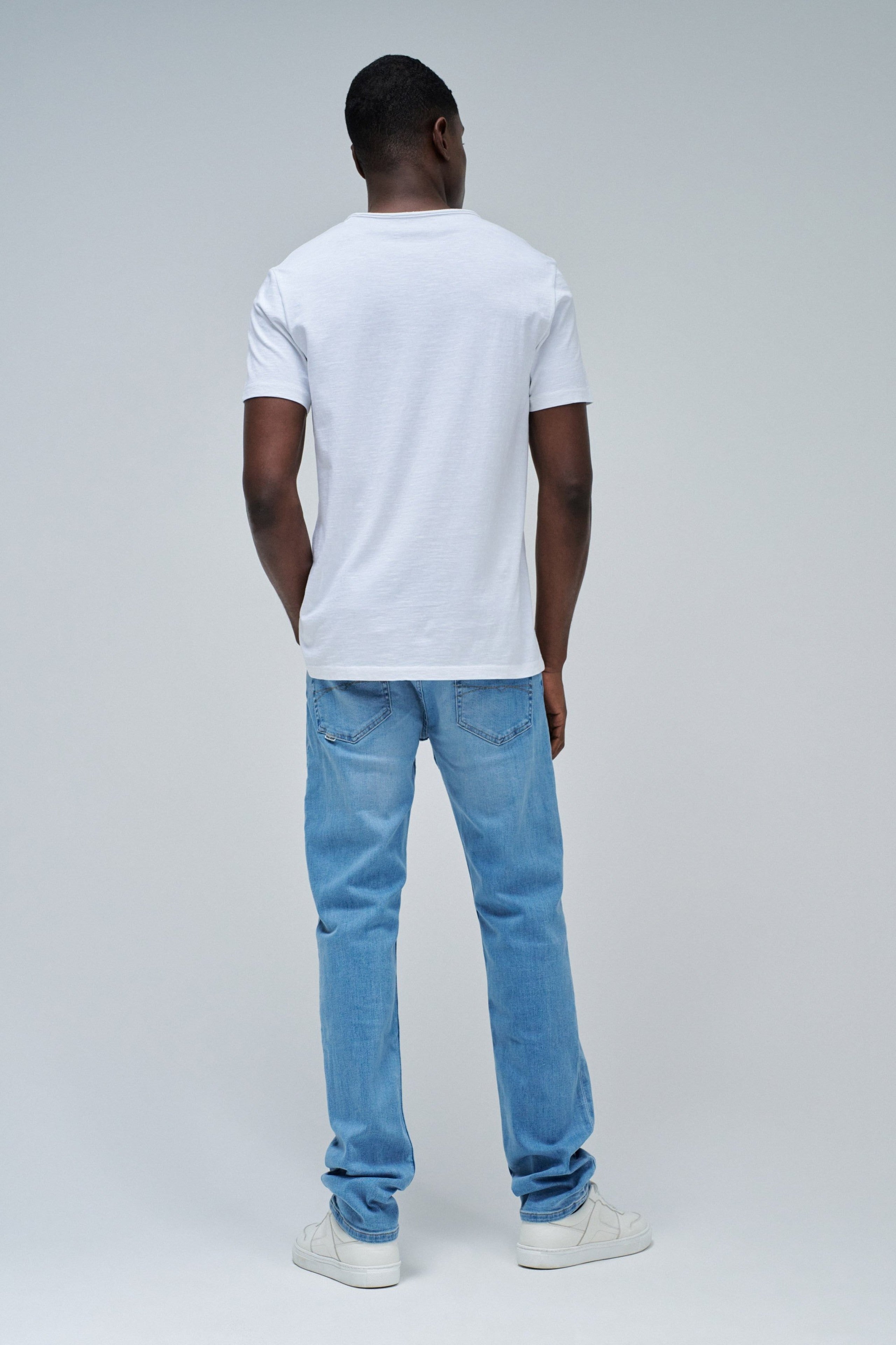 Maglietta basic con scollo a V e vestibilità slim in bianco Magliette Salsa Jeans