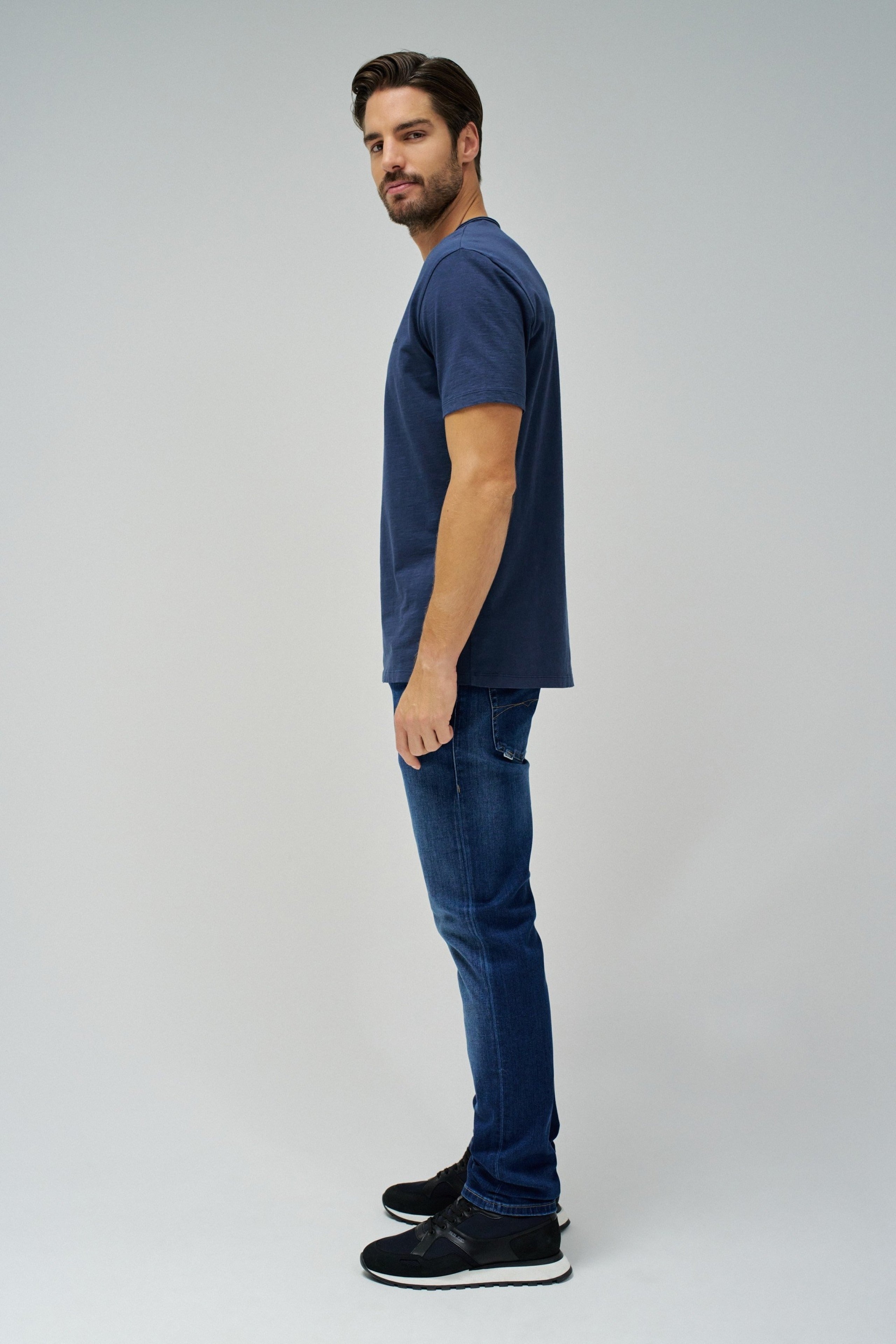 T-shirt basic con scollo a V in blu scuro