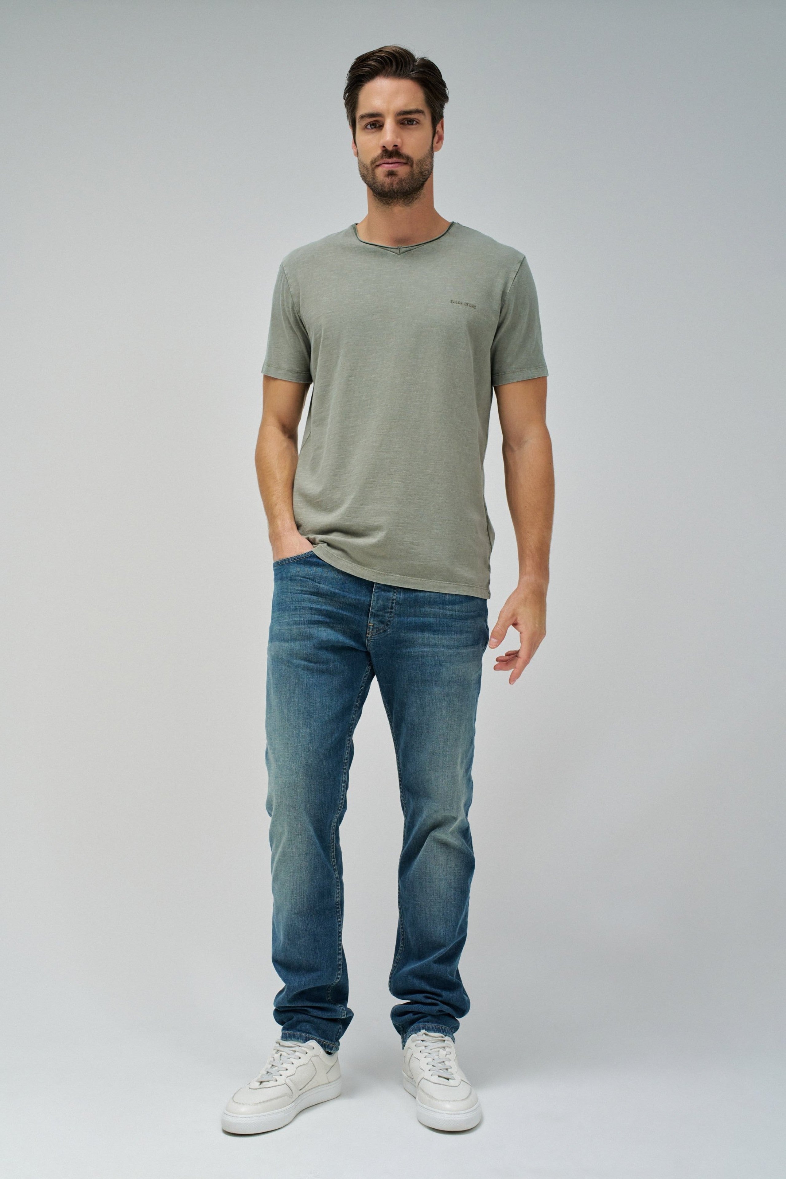 T-shirt con scollo a V e bordo grezzo slim fit in verde medio Magliette Salsa Jeans