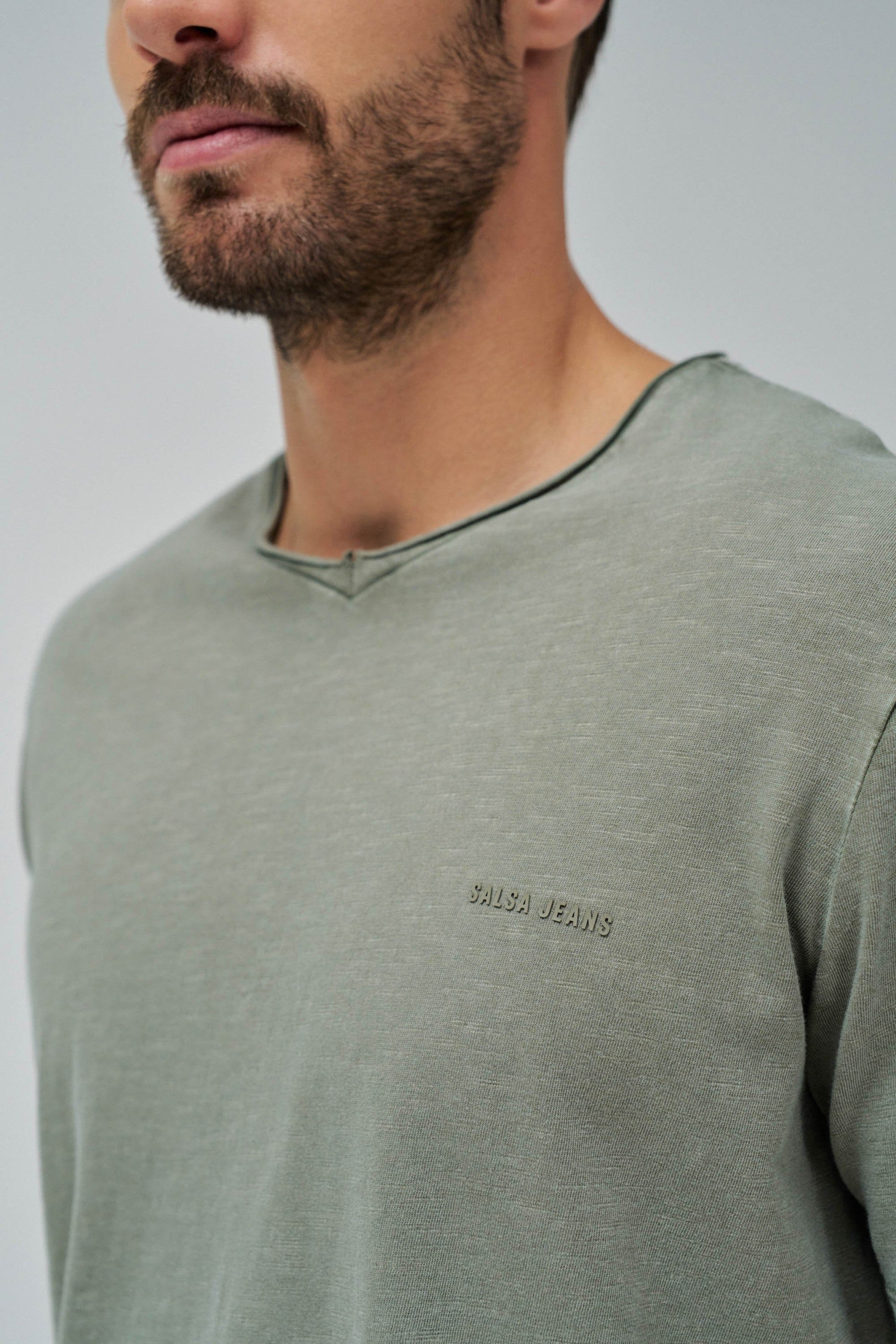 T-shirt con scollo a V e bordo grezzo slim fit in verde medio Magliette Salsa Jeans