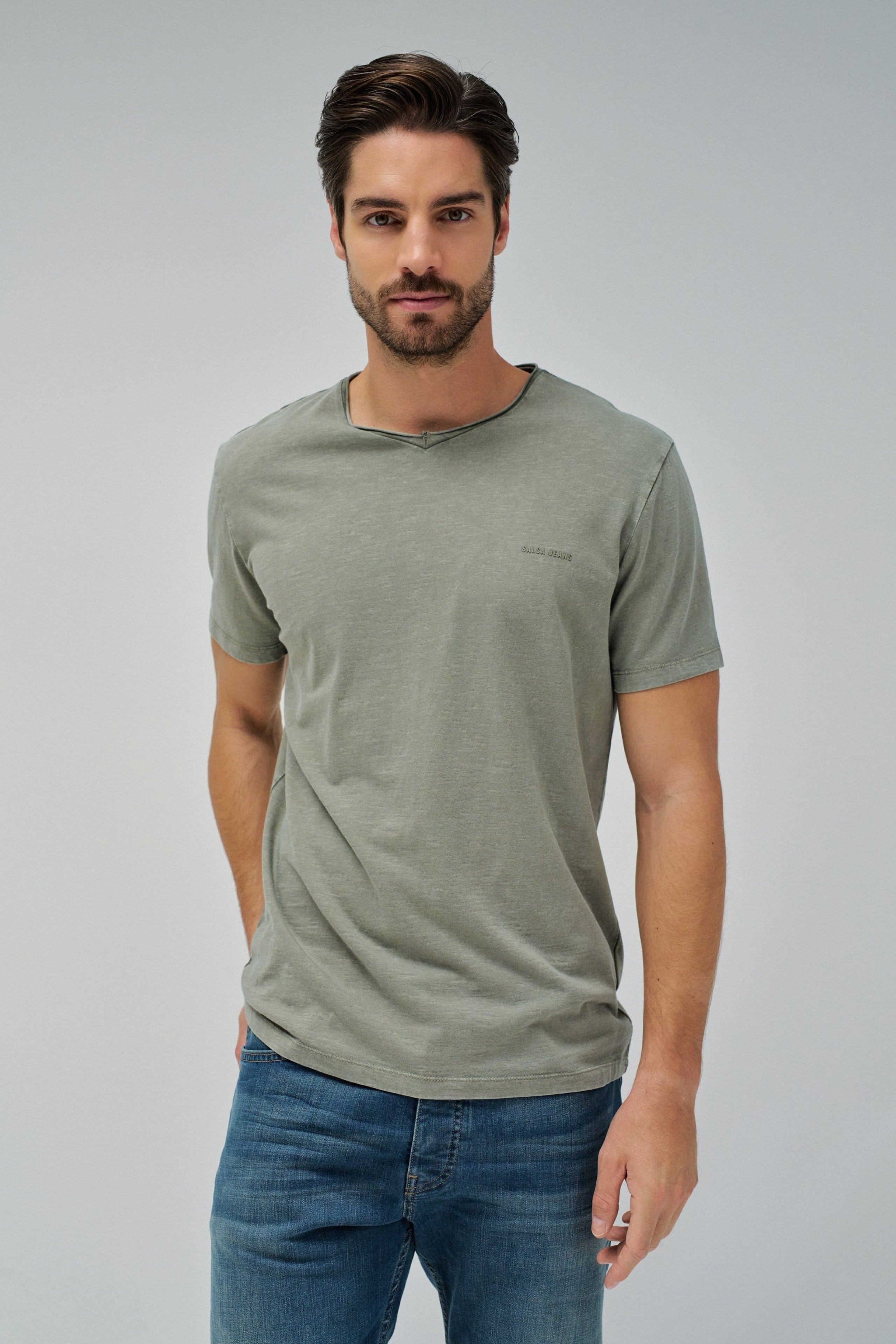 T-shirt con scollo a V e bordo grezzo slim fit in verde medio Magliette Salsa Jeans