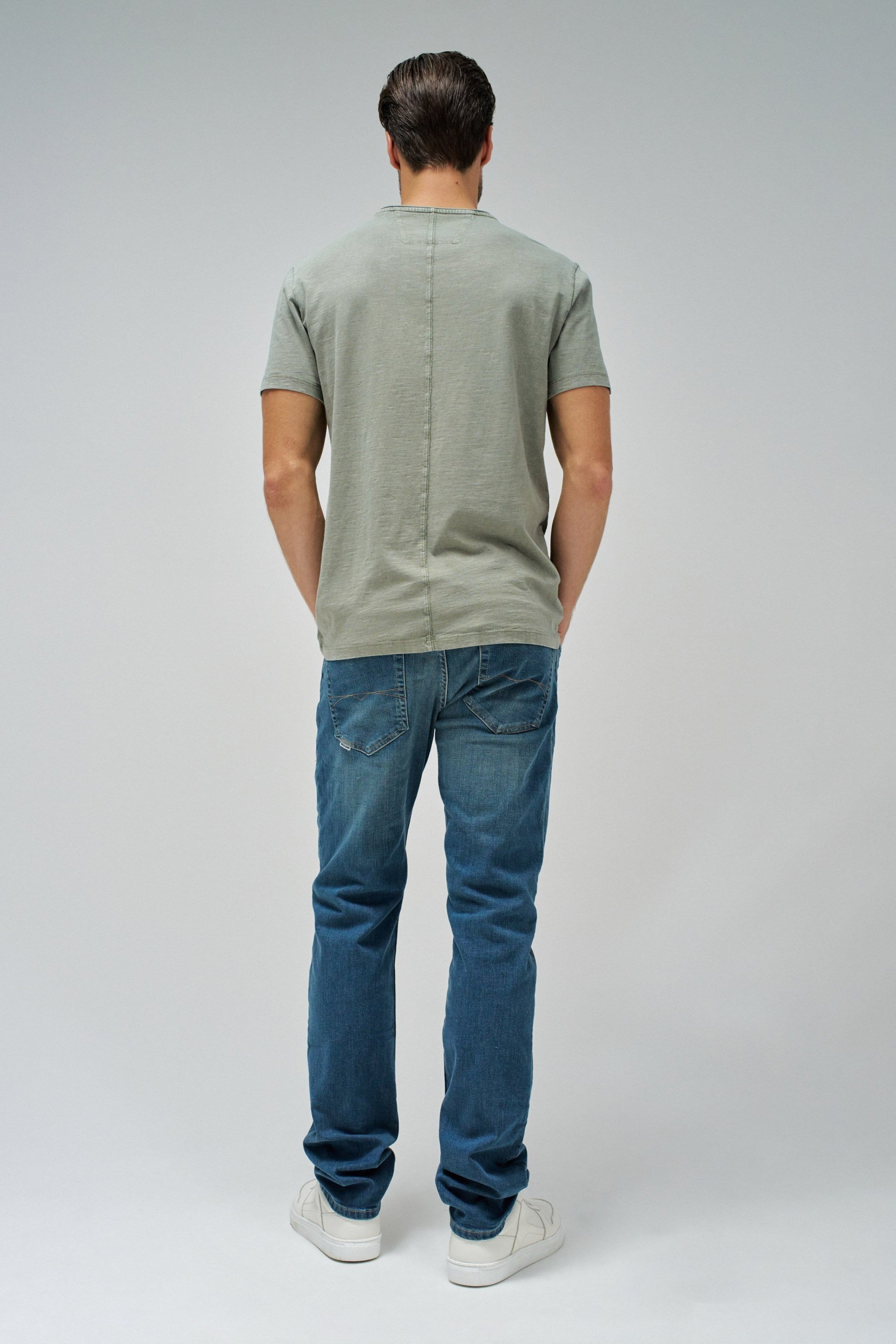 T-shirt con scollo a V e bordo grezzo slim fit in verde medio Magliette Salsa Jeans