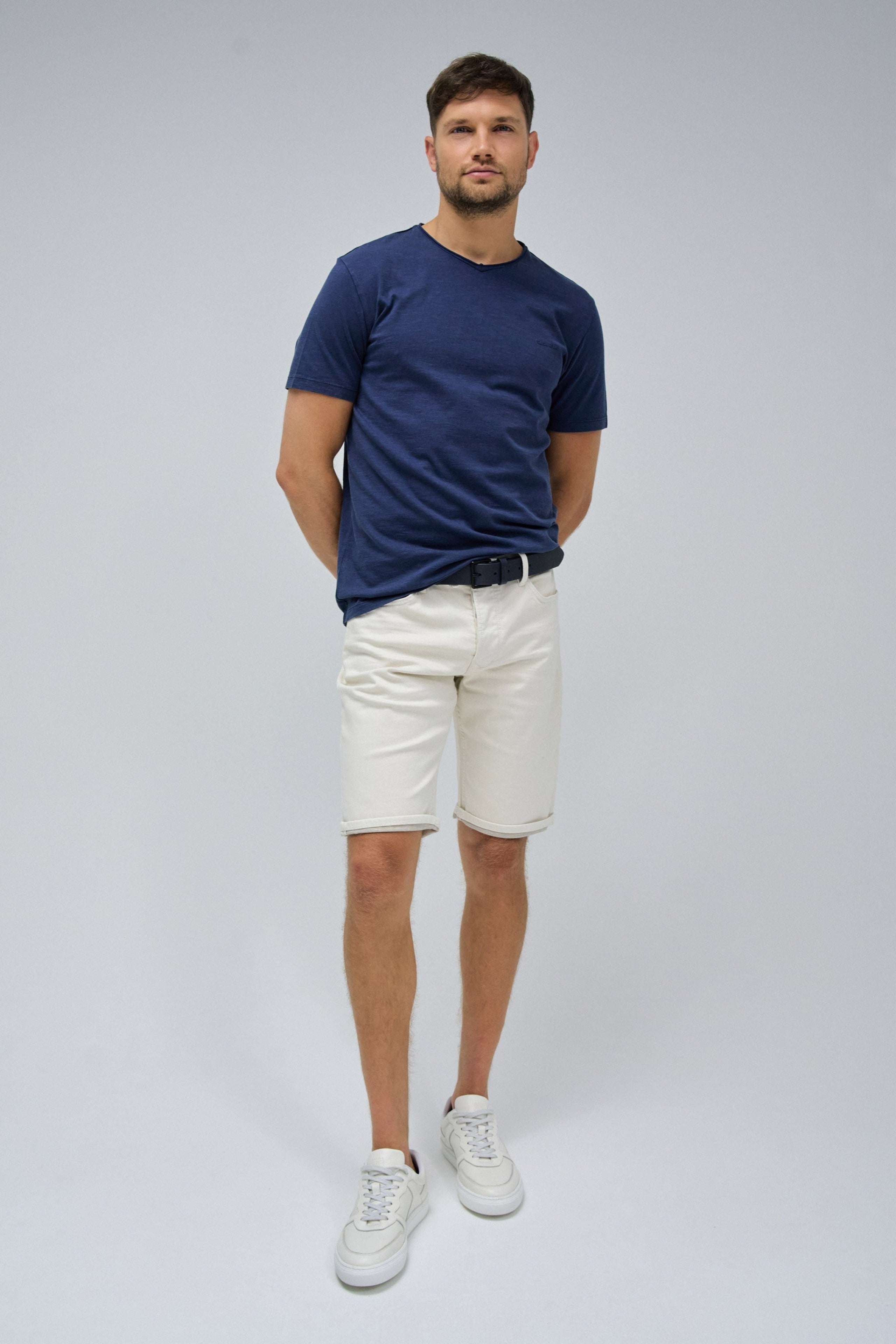 T-shirt con scollo a V e bordo grezzo slim fit in blu medio Magliette Salsa Jeans