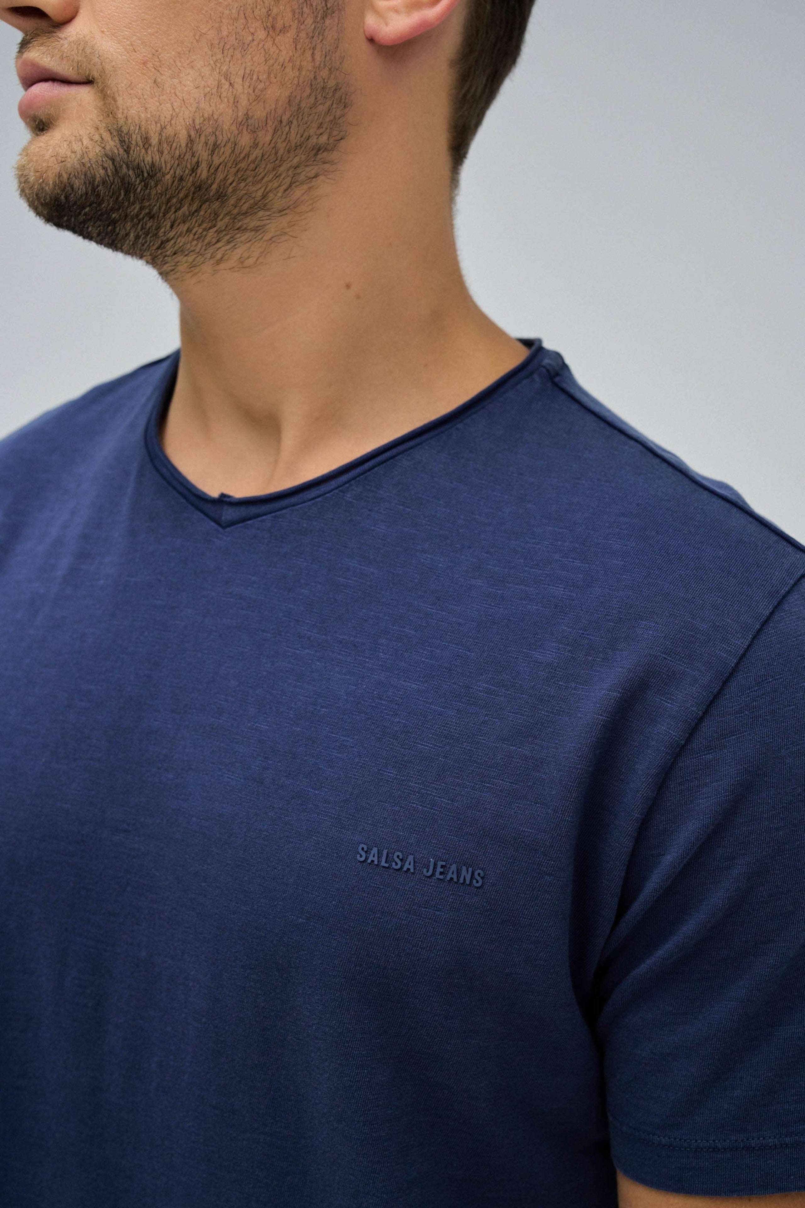 T-shirt con scollo a V e bordo grezzo slim fit in blu medio Magliette Salsa Jeans