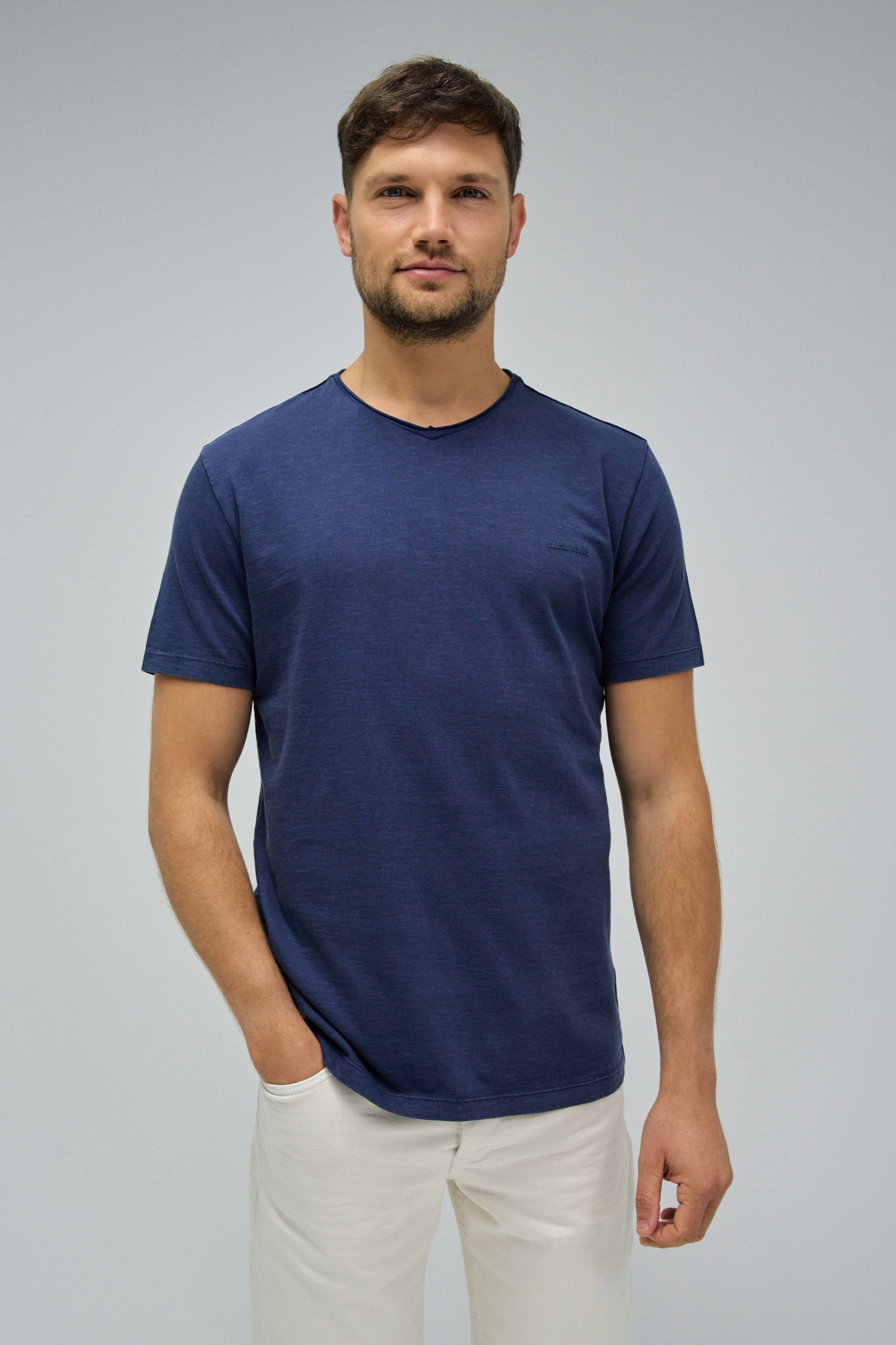T-shirt con scollo a V e bordo grezzo slim fit in blu medio Magliette Salsa Jeans