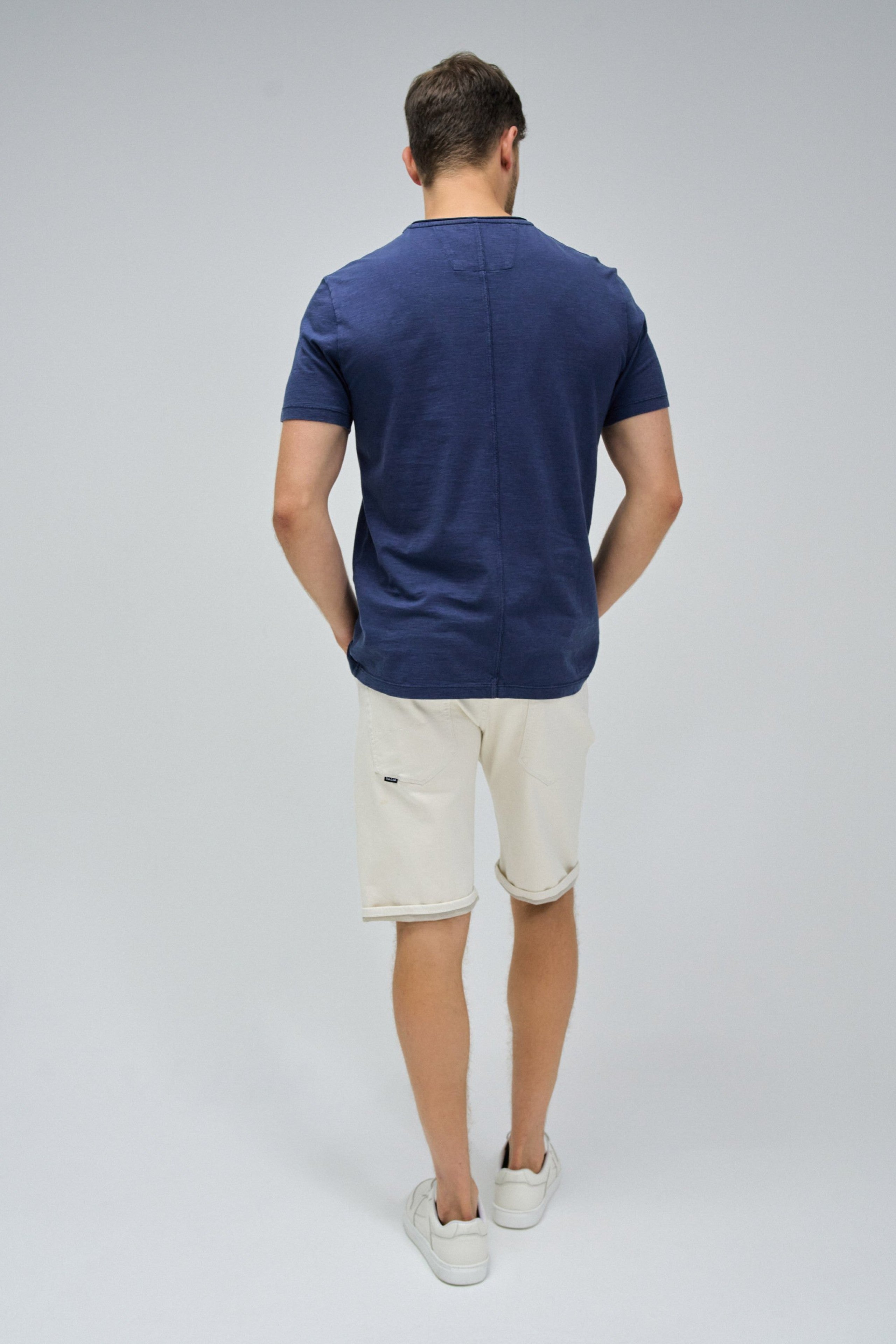 T-shirt con scollo a V e bordo grezzo slim fit in blu medio Magliette Salsa Jeans