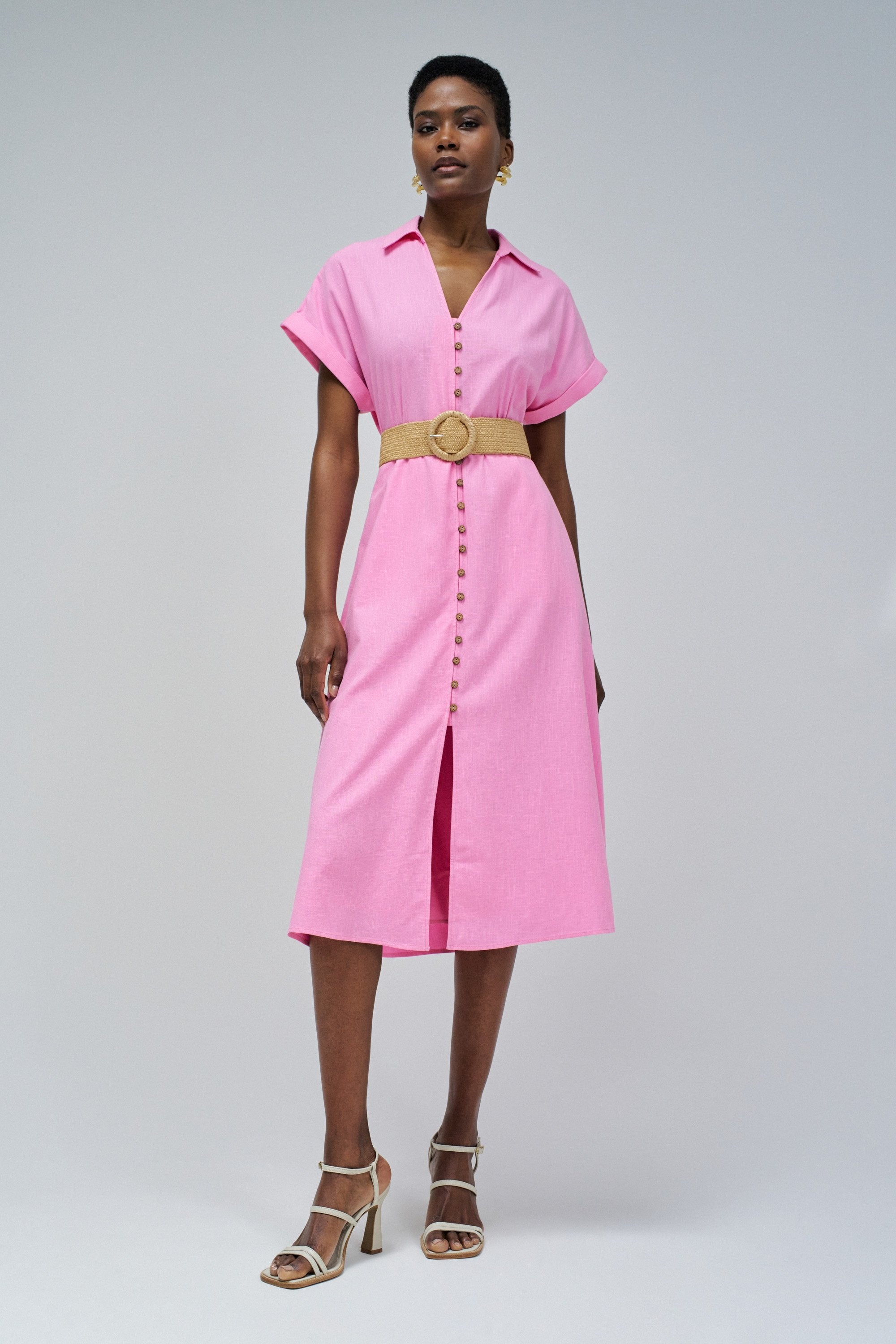 Abito camicia in lino con cintura abbottonata sul davanti in rosa