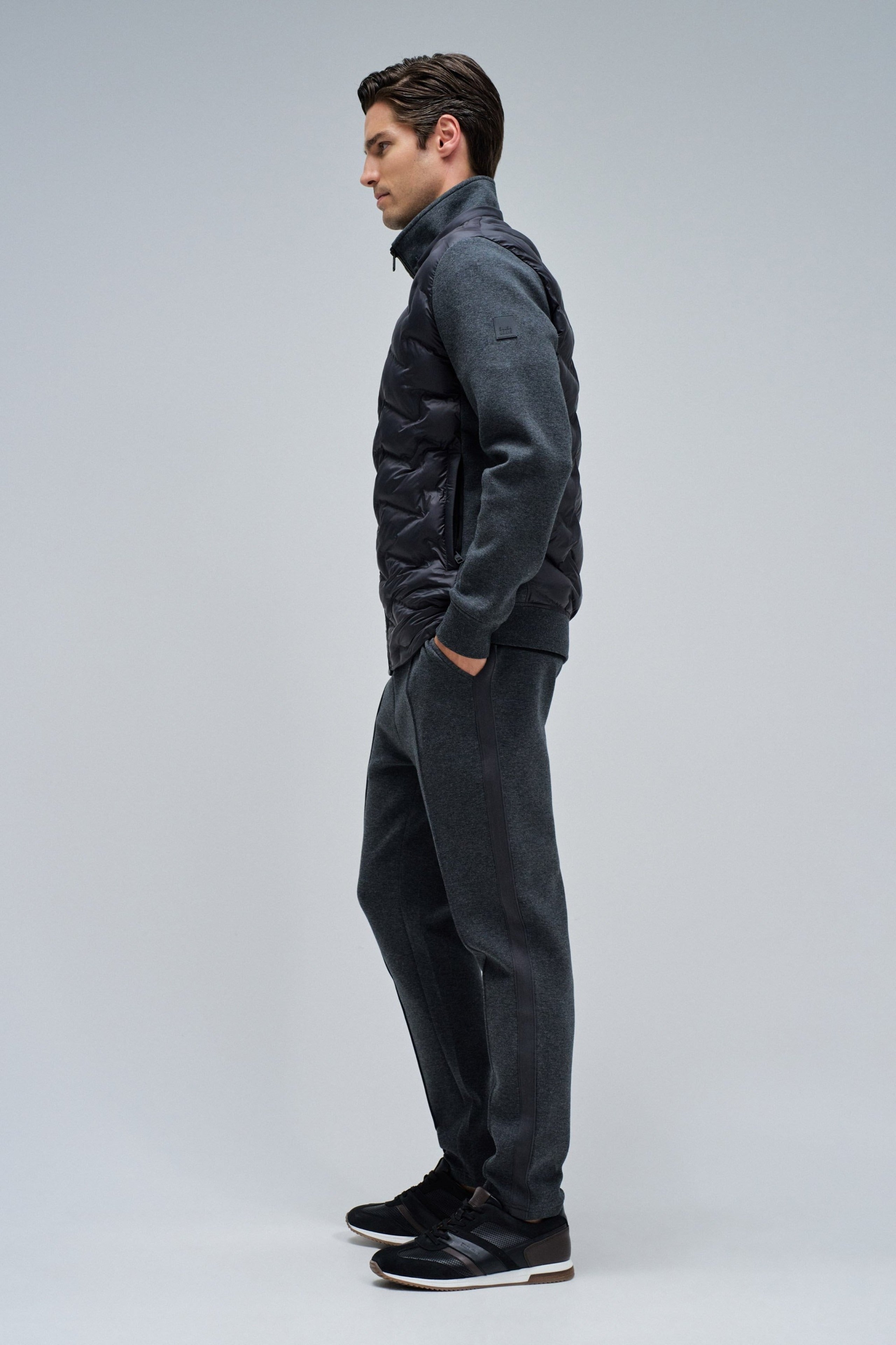 Maglia imbottita con zip e cappuccio in grigio scuro