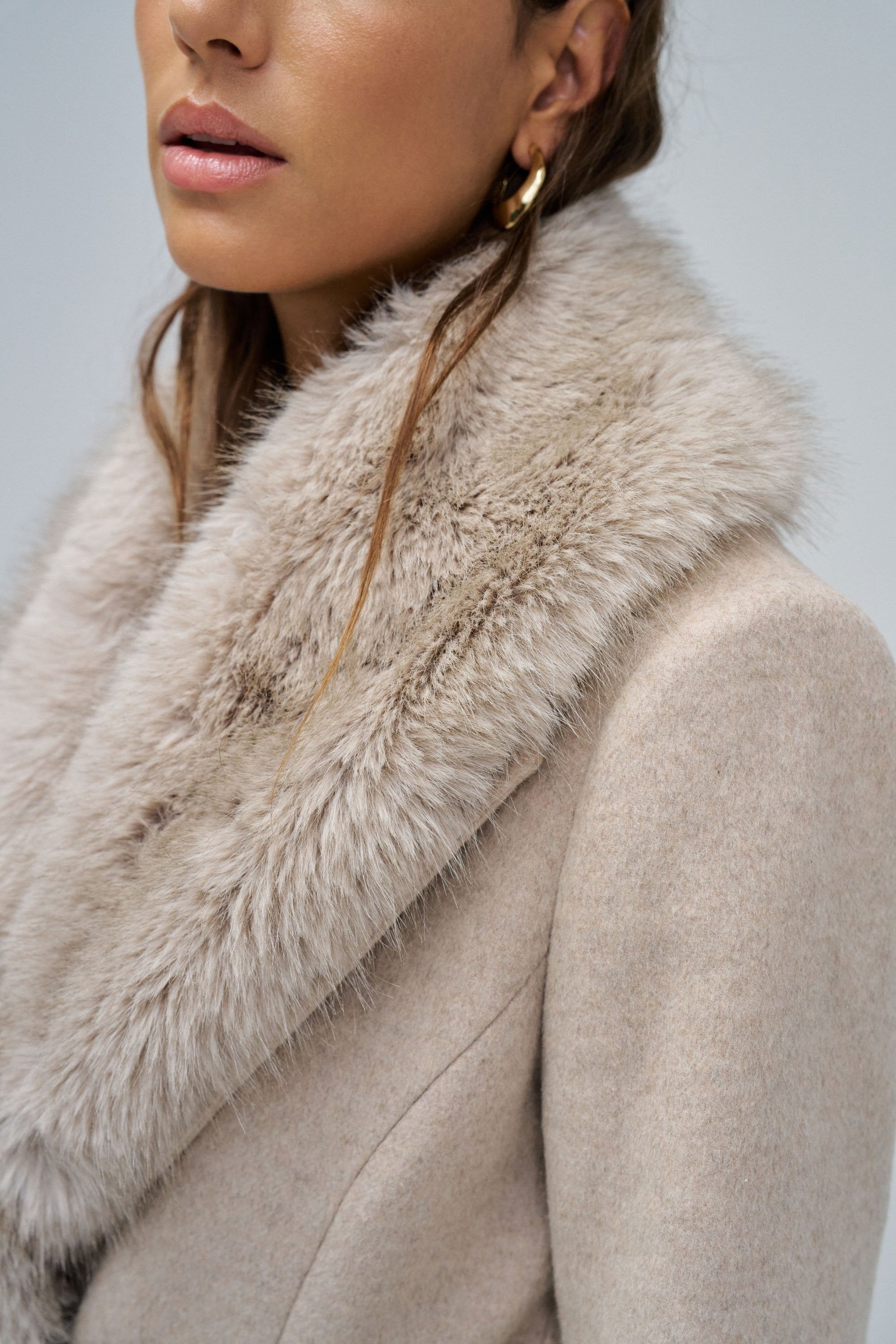 Cappotto lungo in lana con cintura in pelliccia sintetica in beige medio V1 Giacche Salsa Jeans